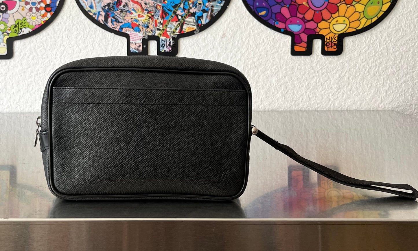 Louis Vuitton Karga Taiga Leder