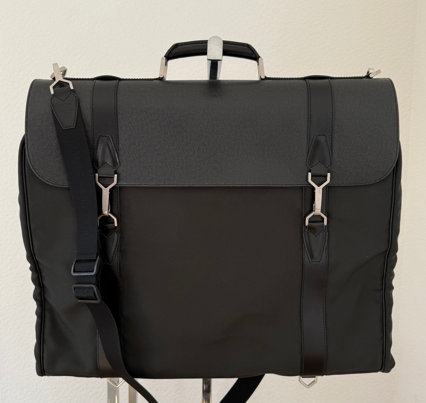 Louis Vuitton Taiga Gibeciere Kleidersack