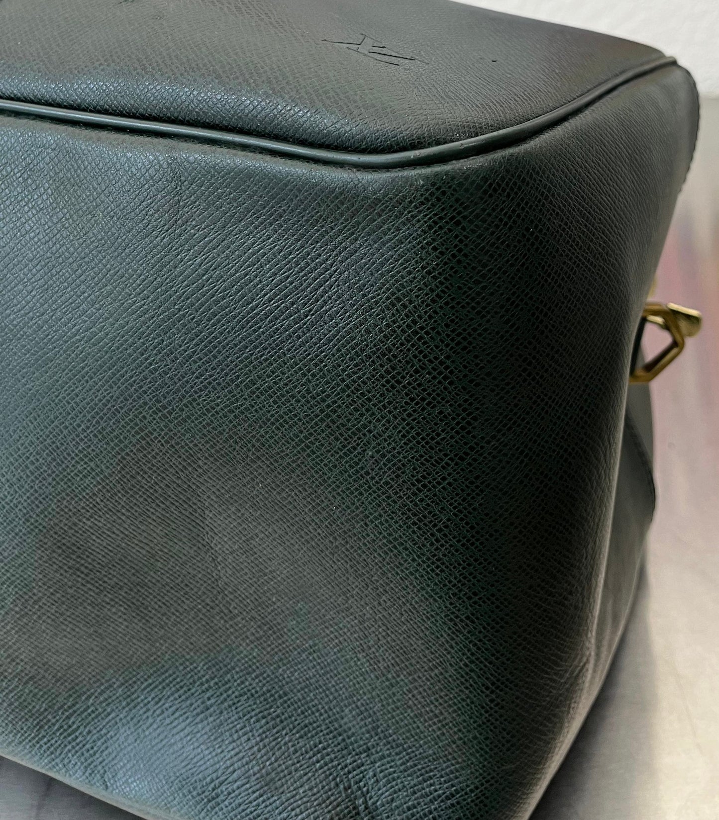 Louis Vuitton Kendall PM Taiga Leder