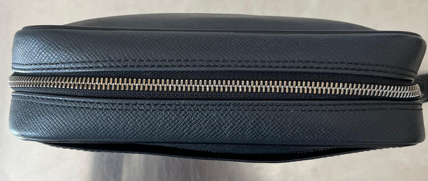 Louis Vuitton Karga Taiga Leder