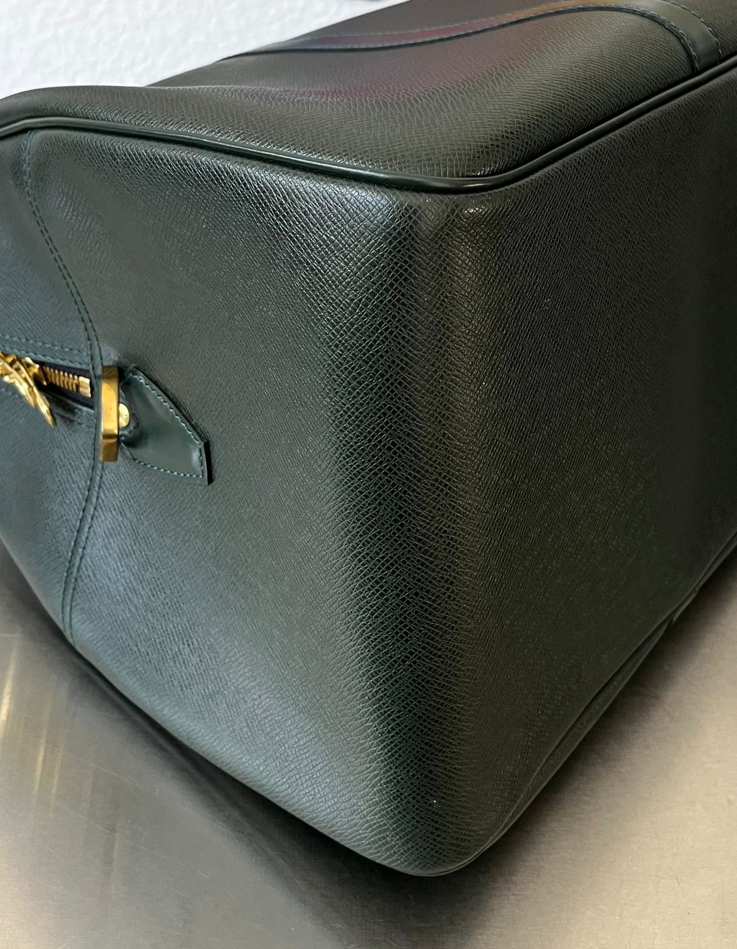 Louis Vuitton Kendall PM Taiga (Dunkelgrün)