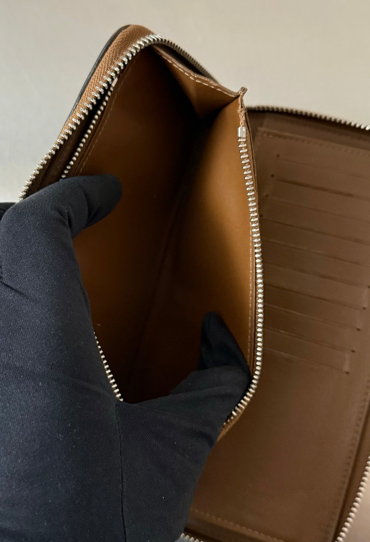 Louis Vuitton Zippy Vertical Taurillon Leder