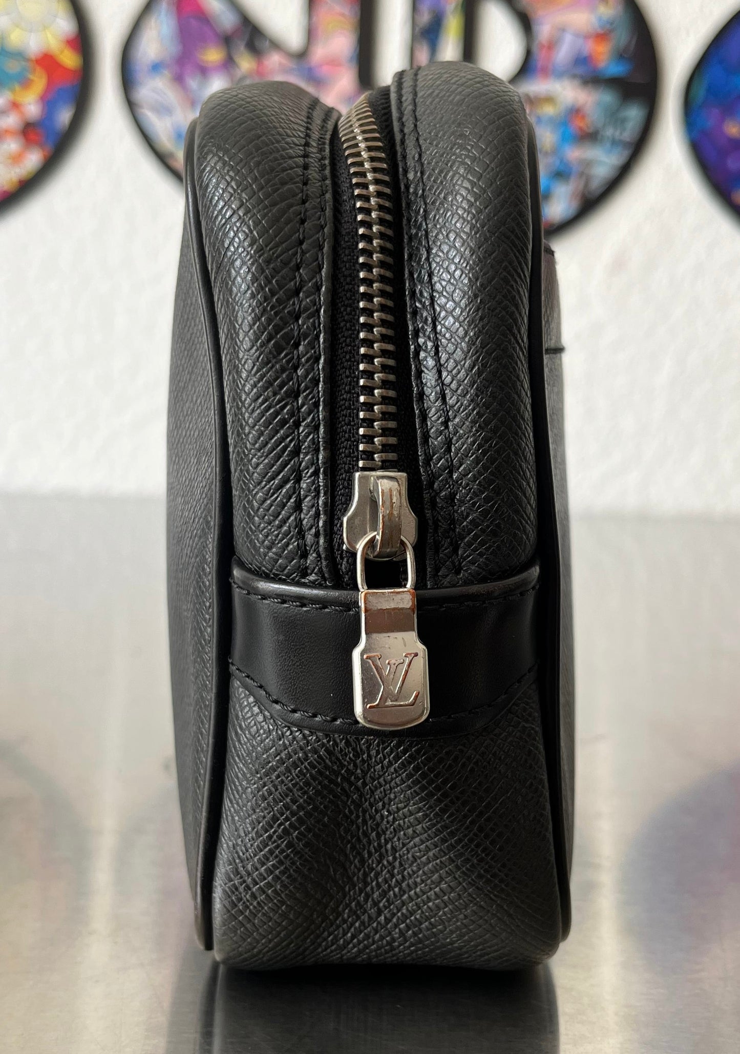 Louis Vuitton Karga Taiga Leder