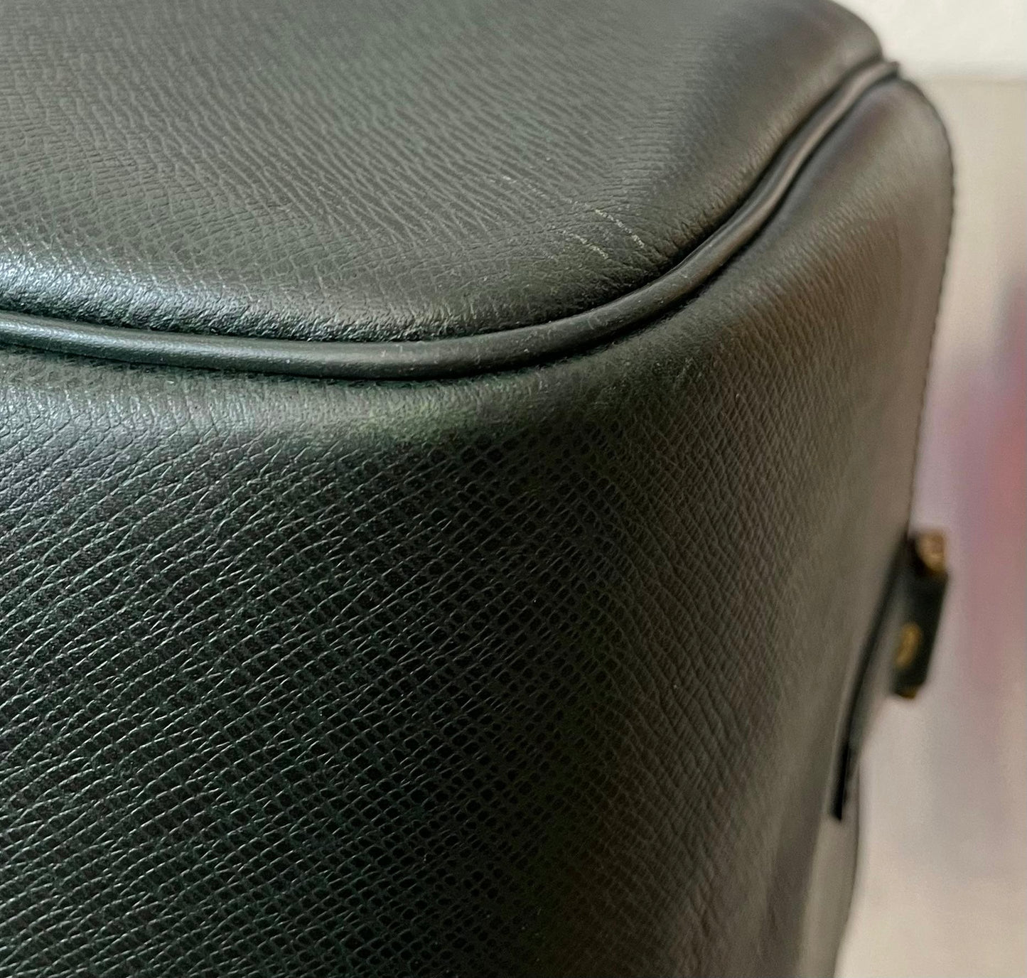 Louis Vuitton Kendall PM Taiga Leder