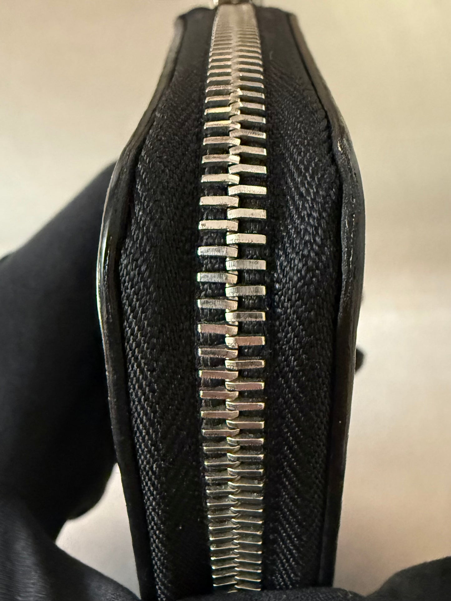 Louis Vuitton Zippy Vertical Taurillon Leder