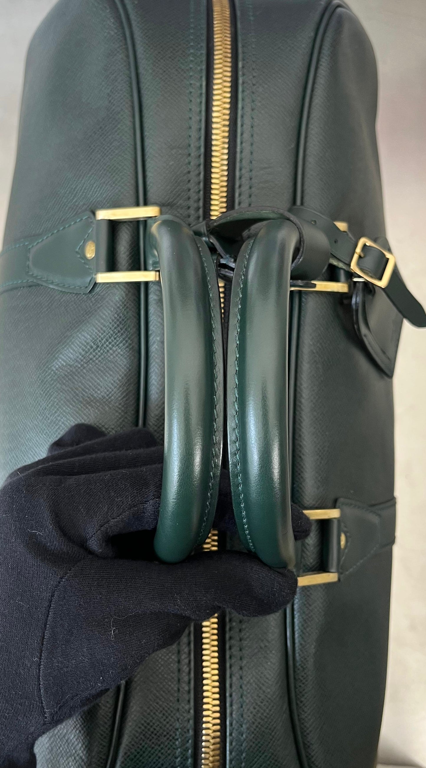 Louis Vuitton Kendall PM Taiga Leder