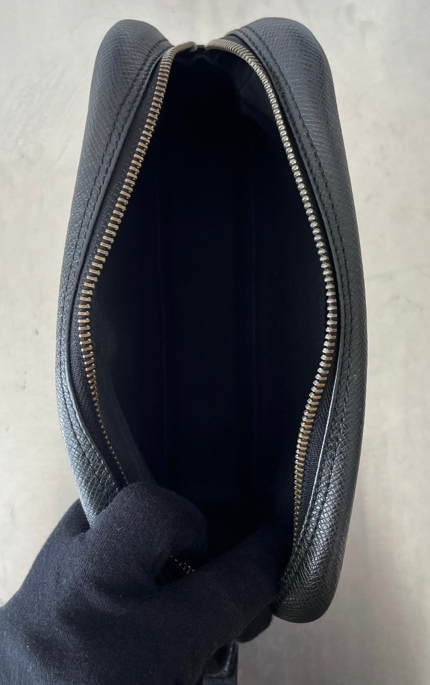 Louis Vuitton Karga Taiga Leder