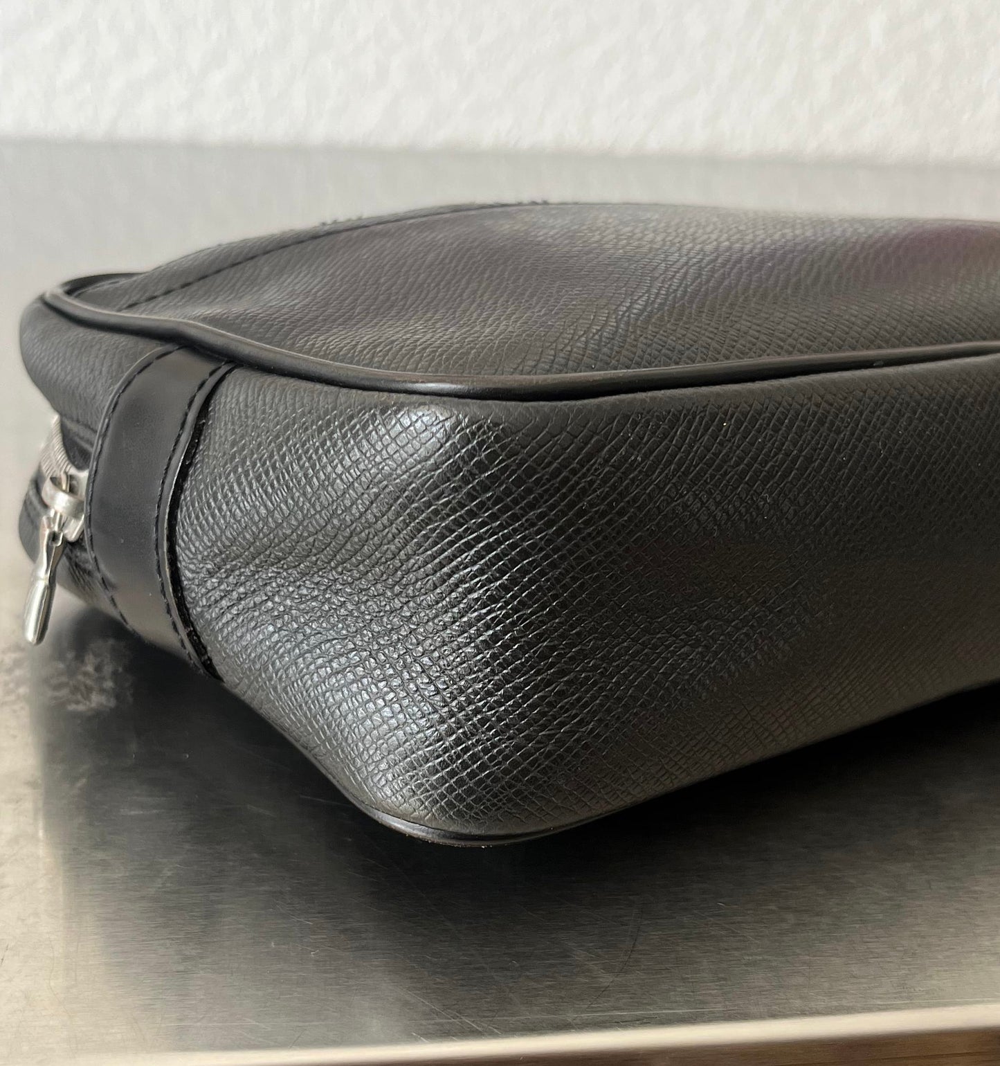 Louis Vuitton Karga Taiga Leder