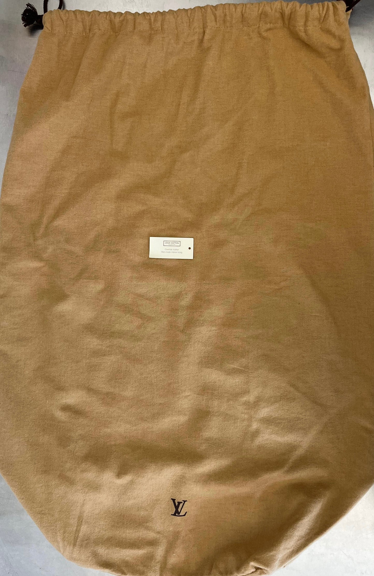 Louis Vuitton Kendall PM Taiga Leder