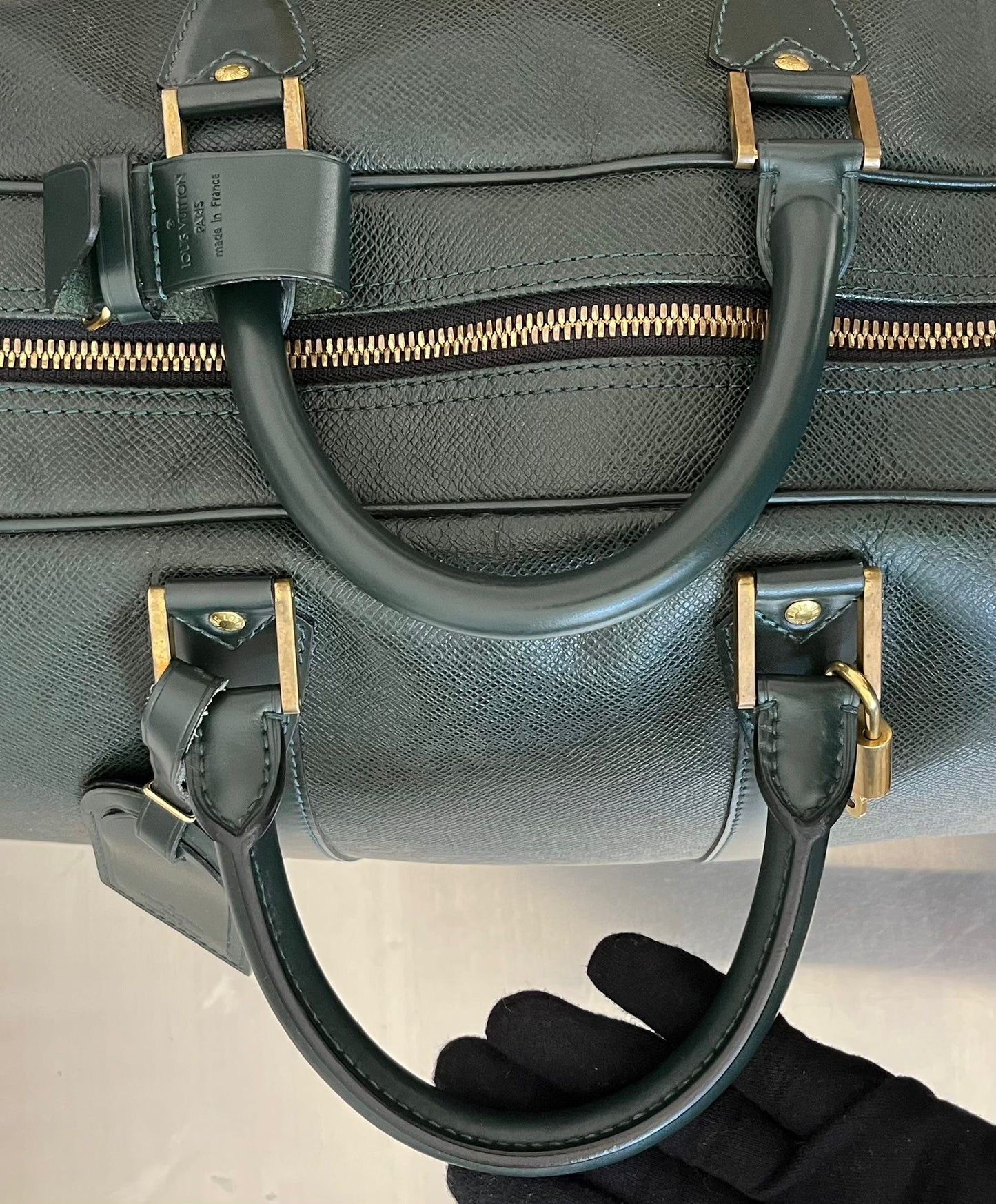 Louis Vuitton Kendall PM Taiga Leder