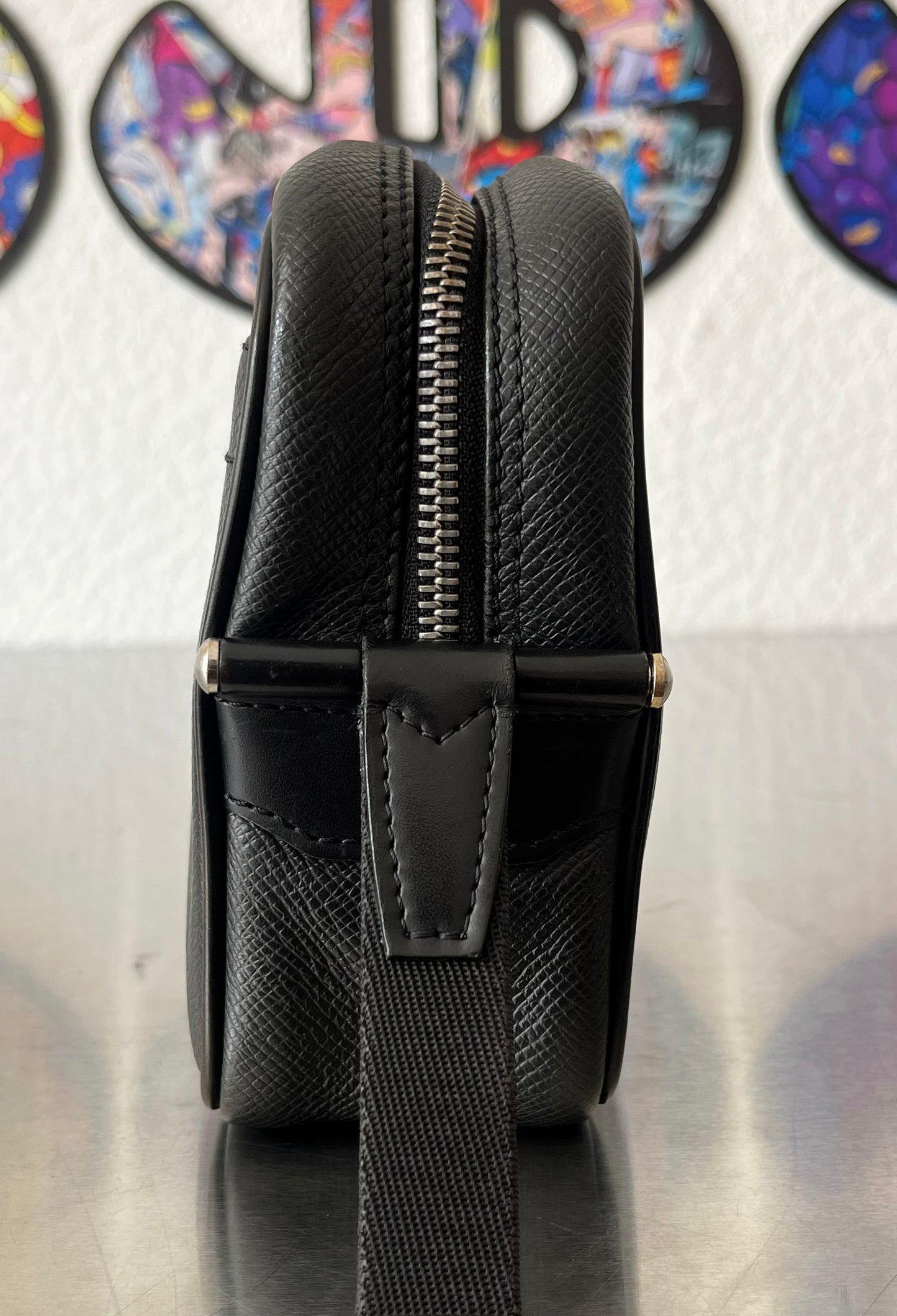 Louis Vuitton Karga Taiga Leder
