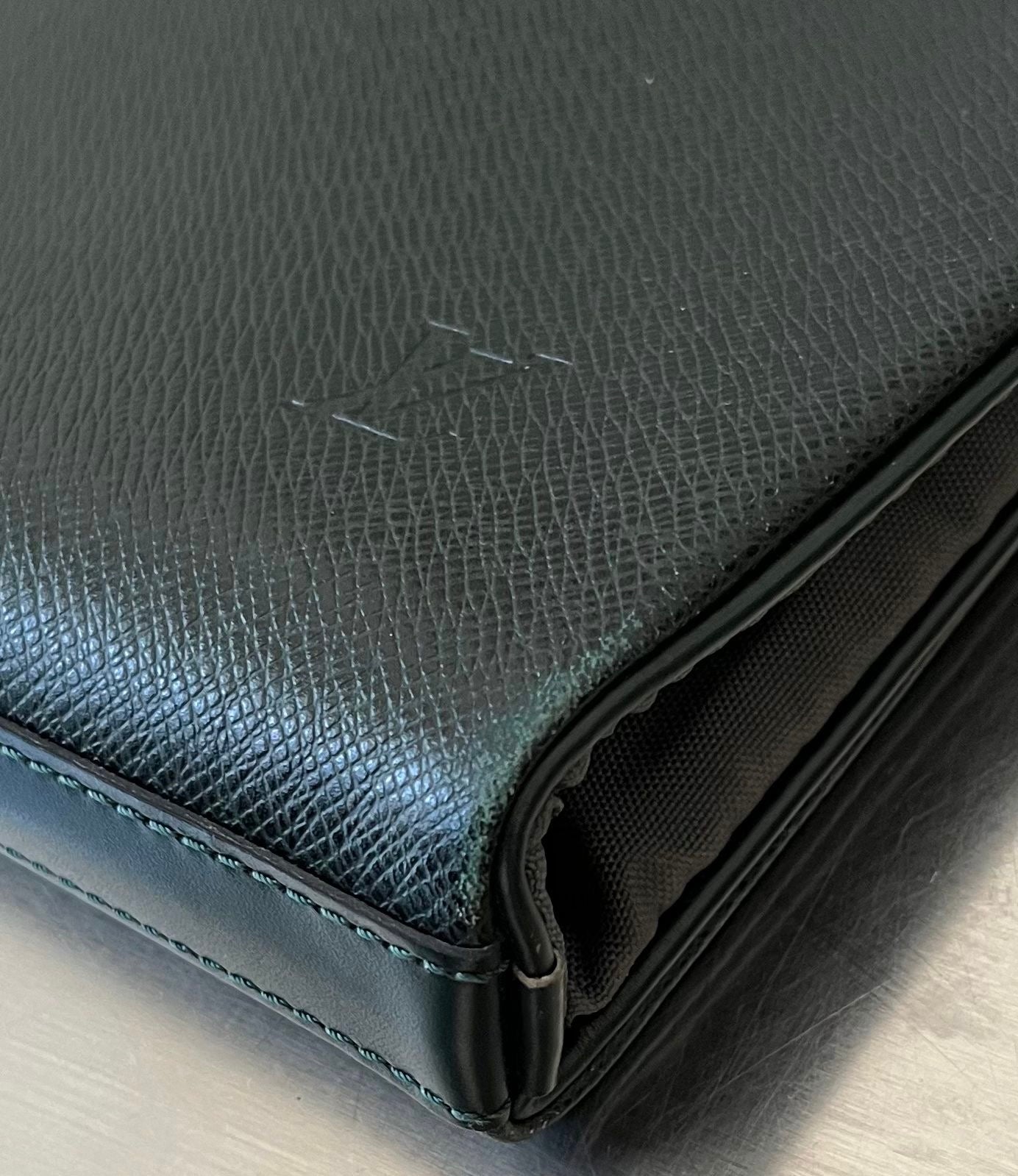 Louis Vuitton Taiga Bering Kleiderhülle