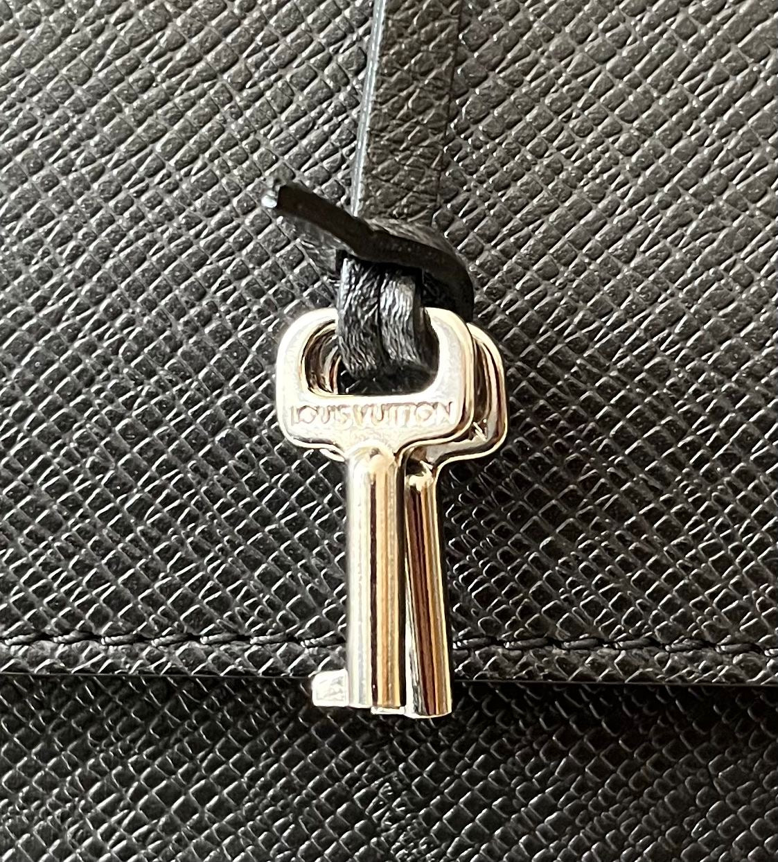 Louis Vuitton Neo Robusto 2 Taiga