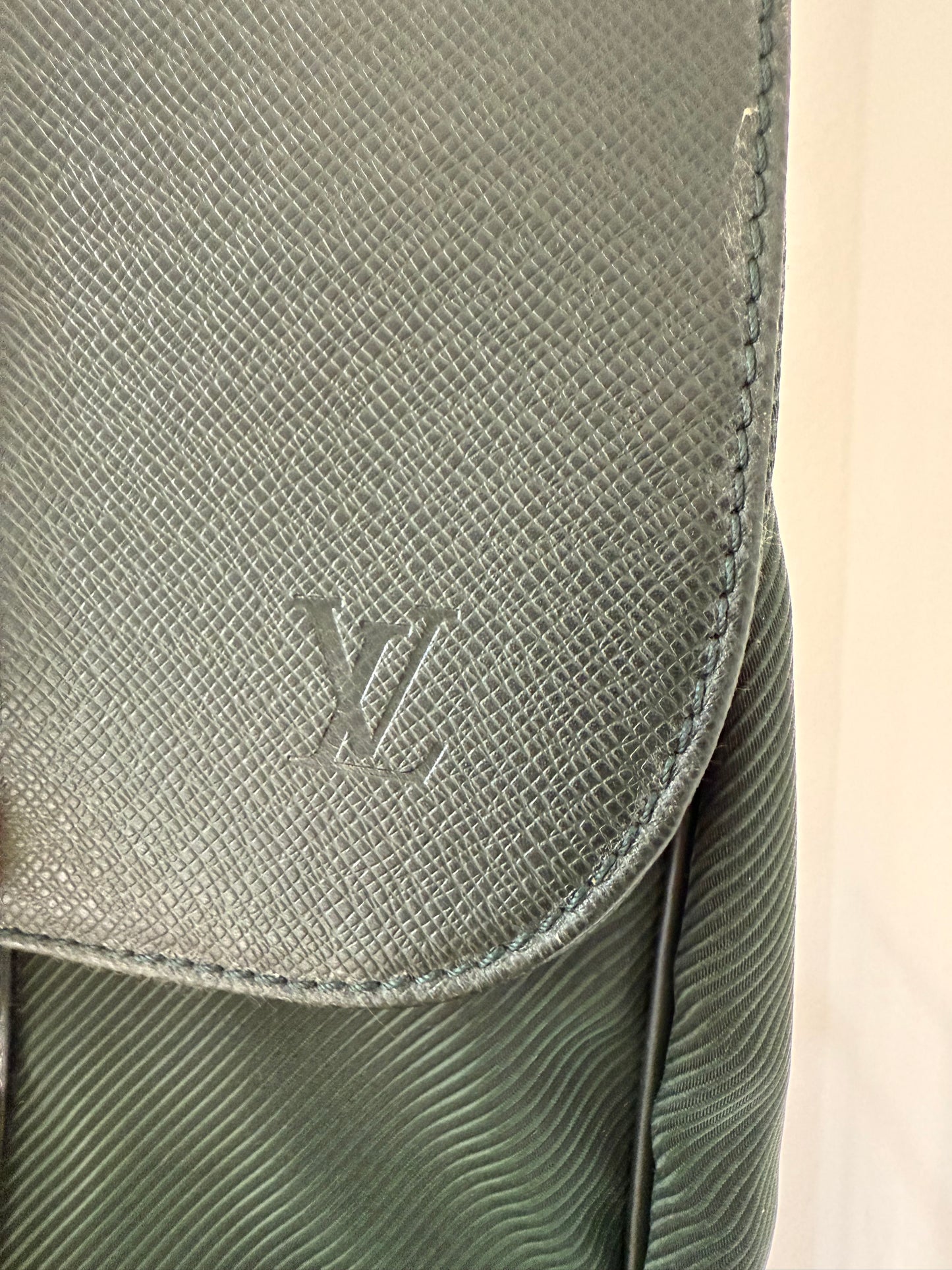 Louis Vuitton Taiga Gibeciere Kleidersack