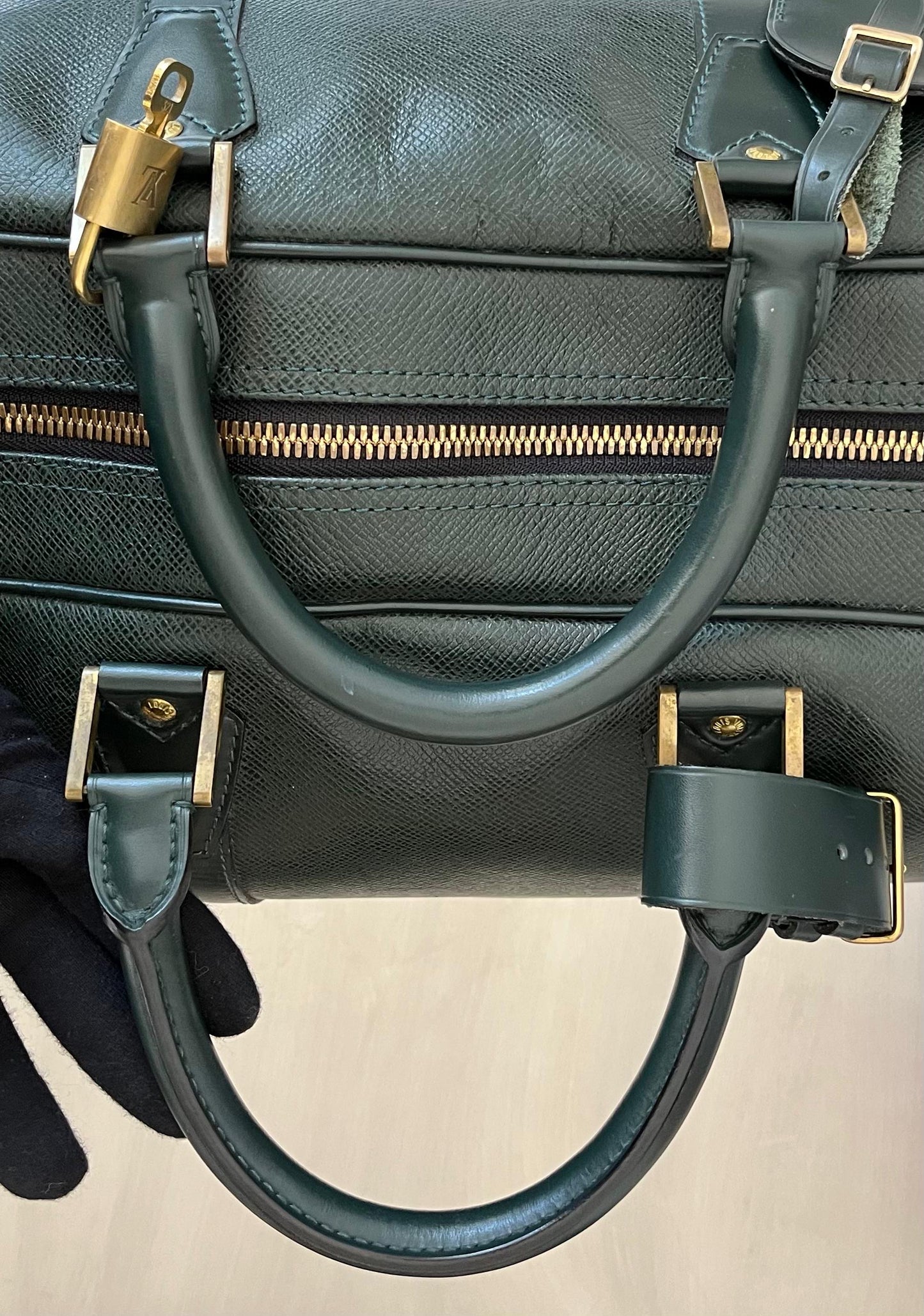 Louis Vuitton Kendall PM Taiga Leder