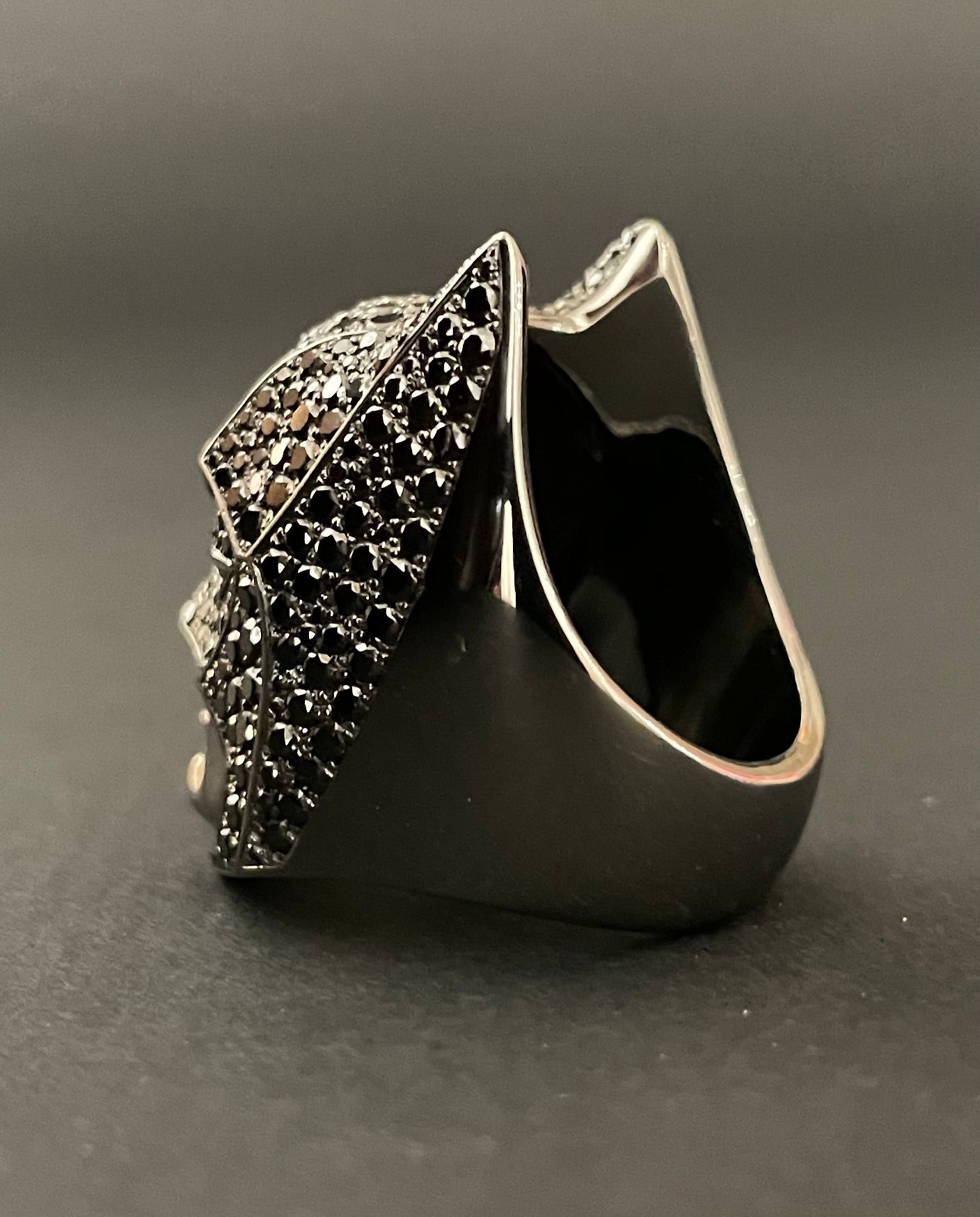 One Of A Kind Batman Ring 750/- Weißgold 3,73ct schwarze Diamanten