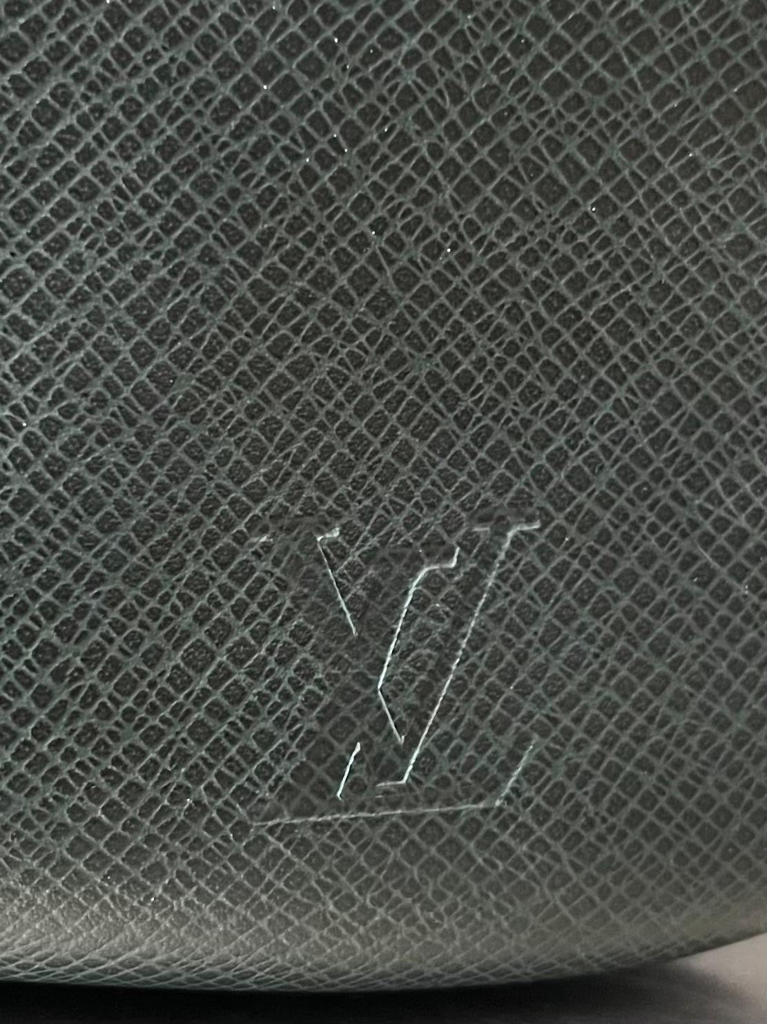 Louis Vuitton Kendall PM Taiga Leder