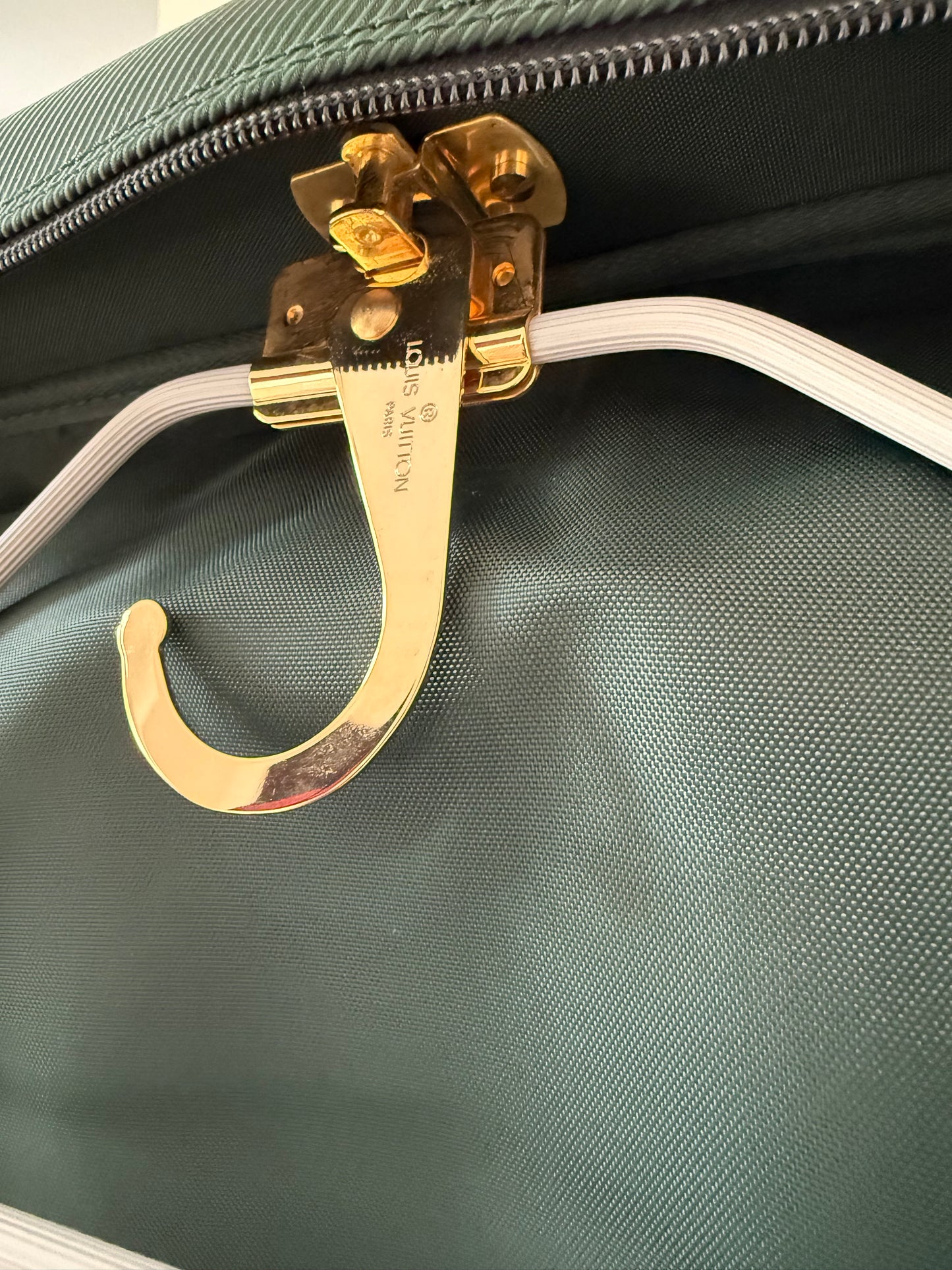 Louis Vuitton Taiga Gibeciere Kleidersack
