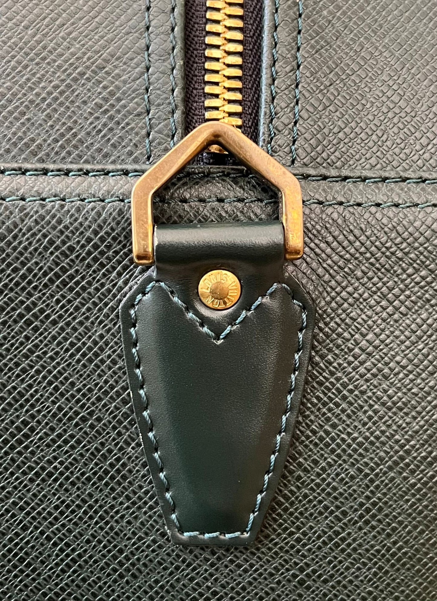 Louis Vuitton Kendall PM Taiga Leder