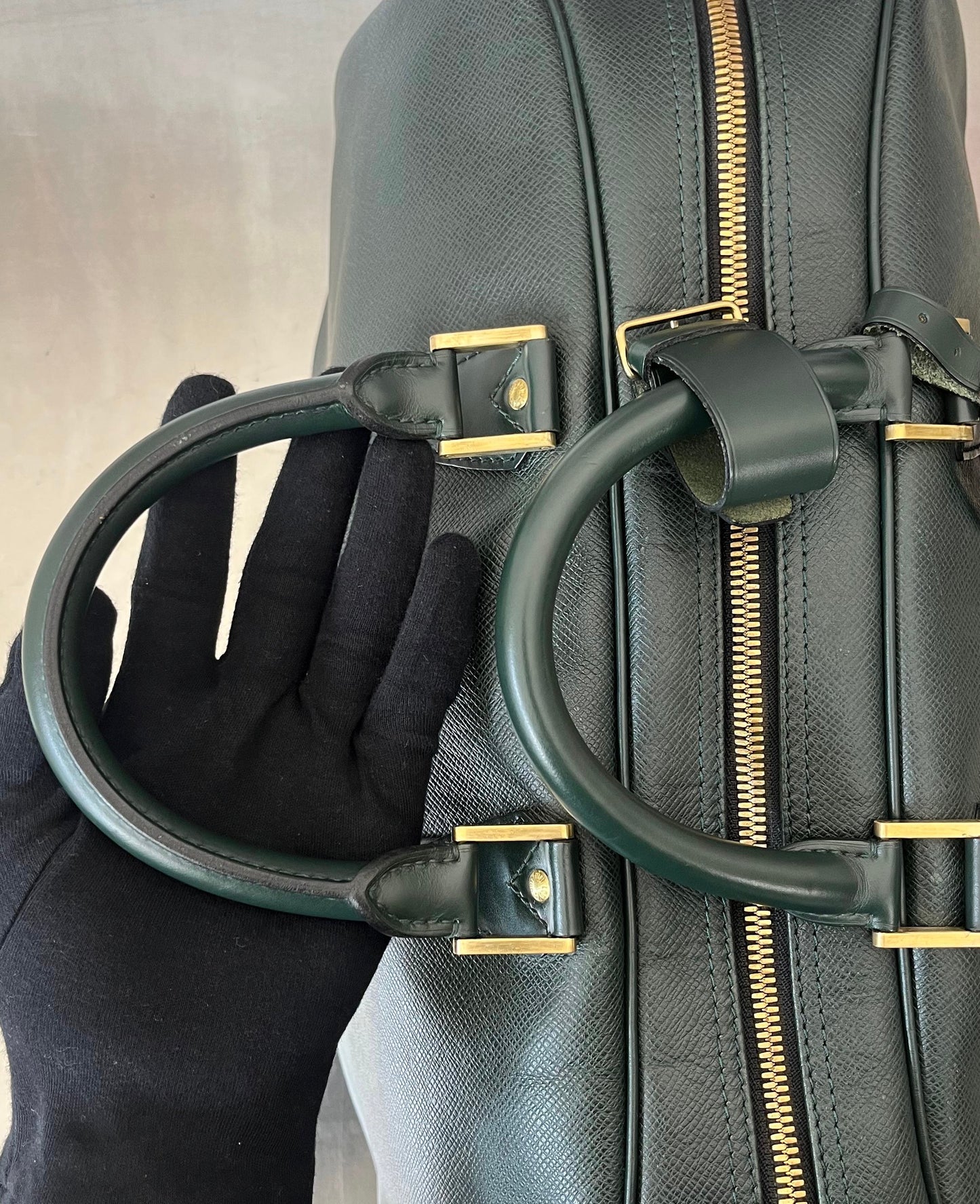 Louis Vuitton Kendall PM Taiga Leder