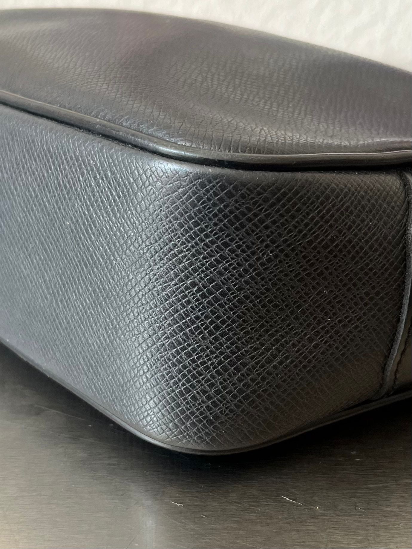 Louis Vuitton Karga Taiga Leder