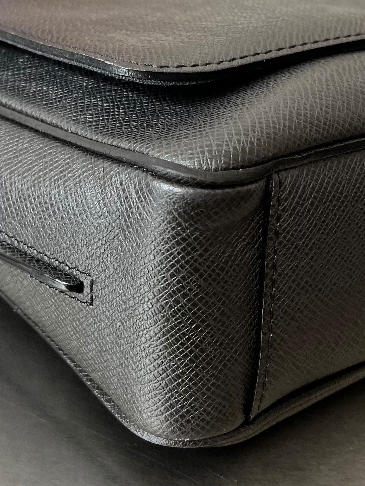 Louis Vuitton Roman PM Taiga Messenger