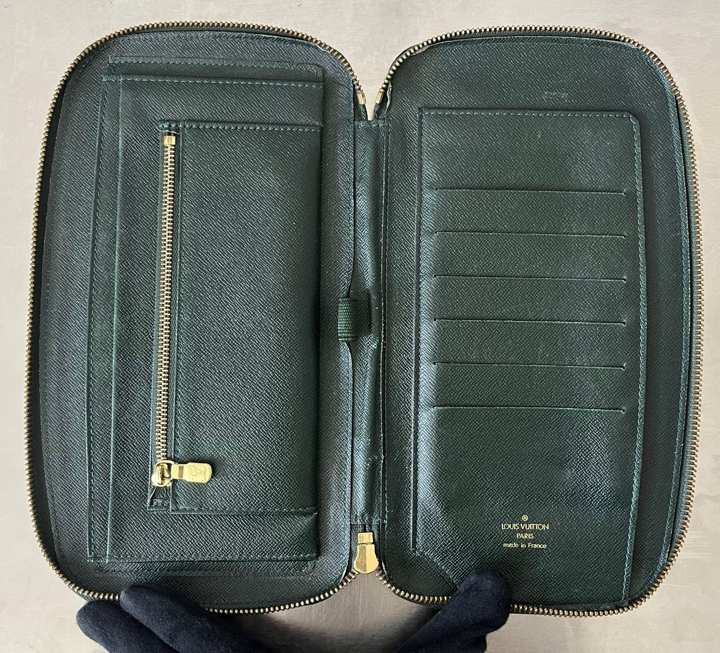 Louis Vuitton Atoll Organizer Taiga (Dunkelgrün)