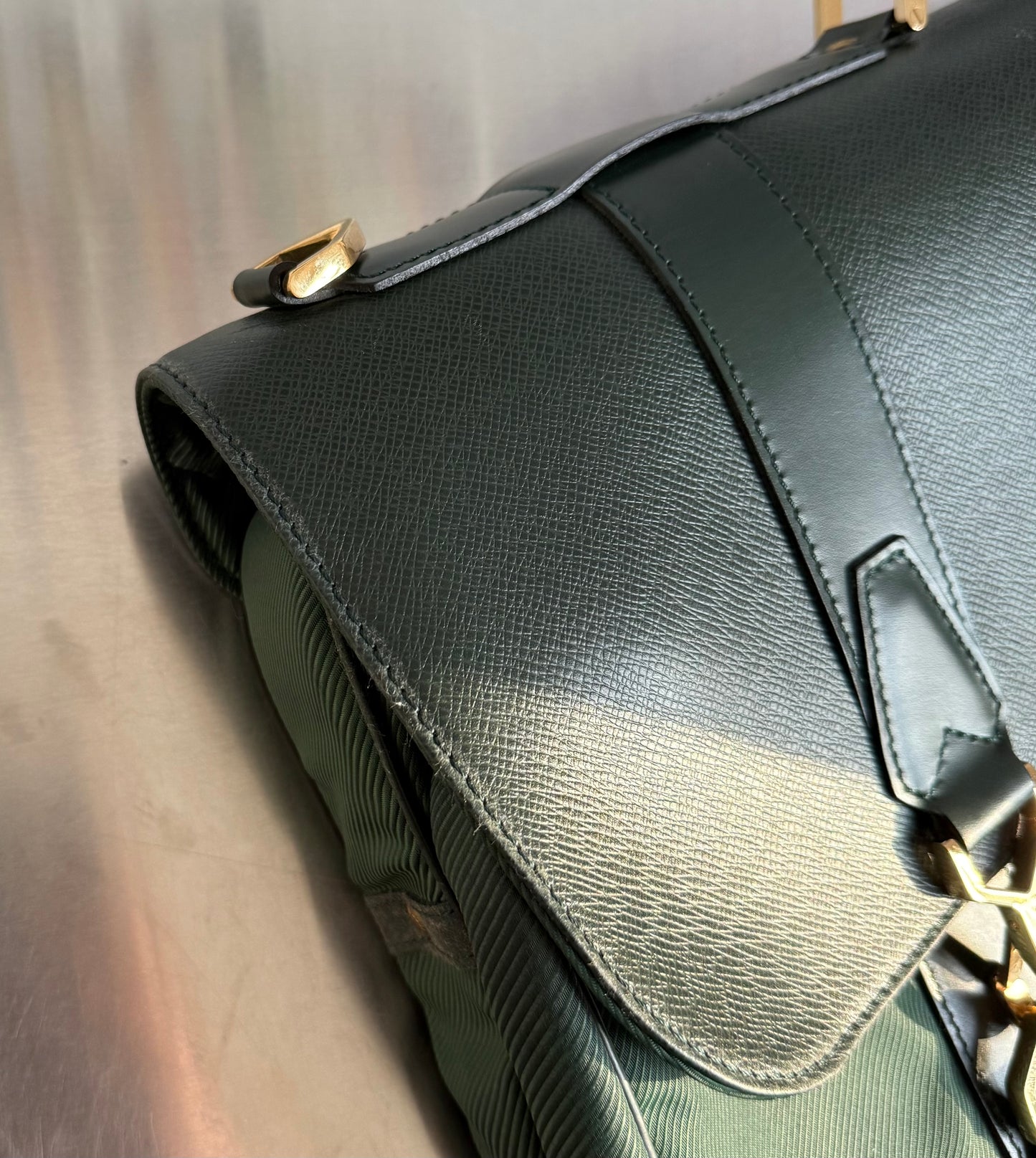 Louis Vuitton Taiga Gibeciere Kleidersack