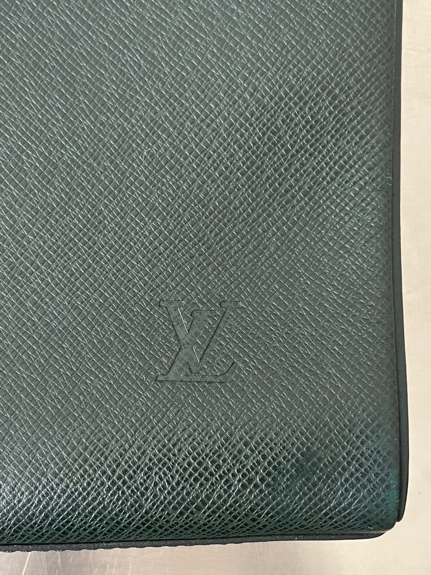 Louis Vuitton Taiga Bering Kleiderhülle