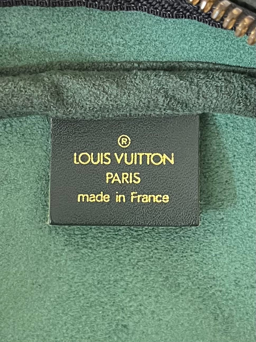 Louis Vuitton Kendall PM Taiga Leder