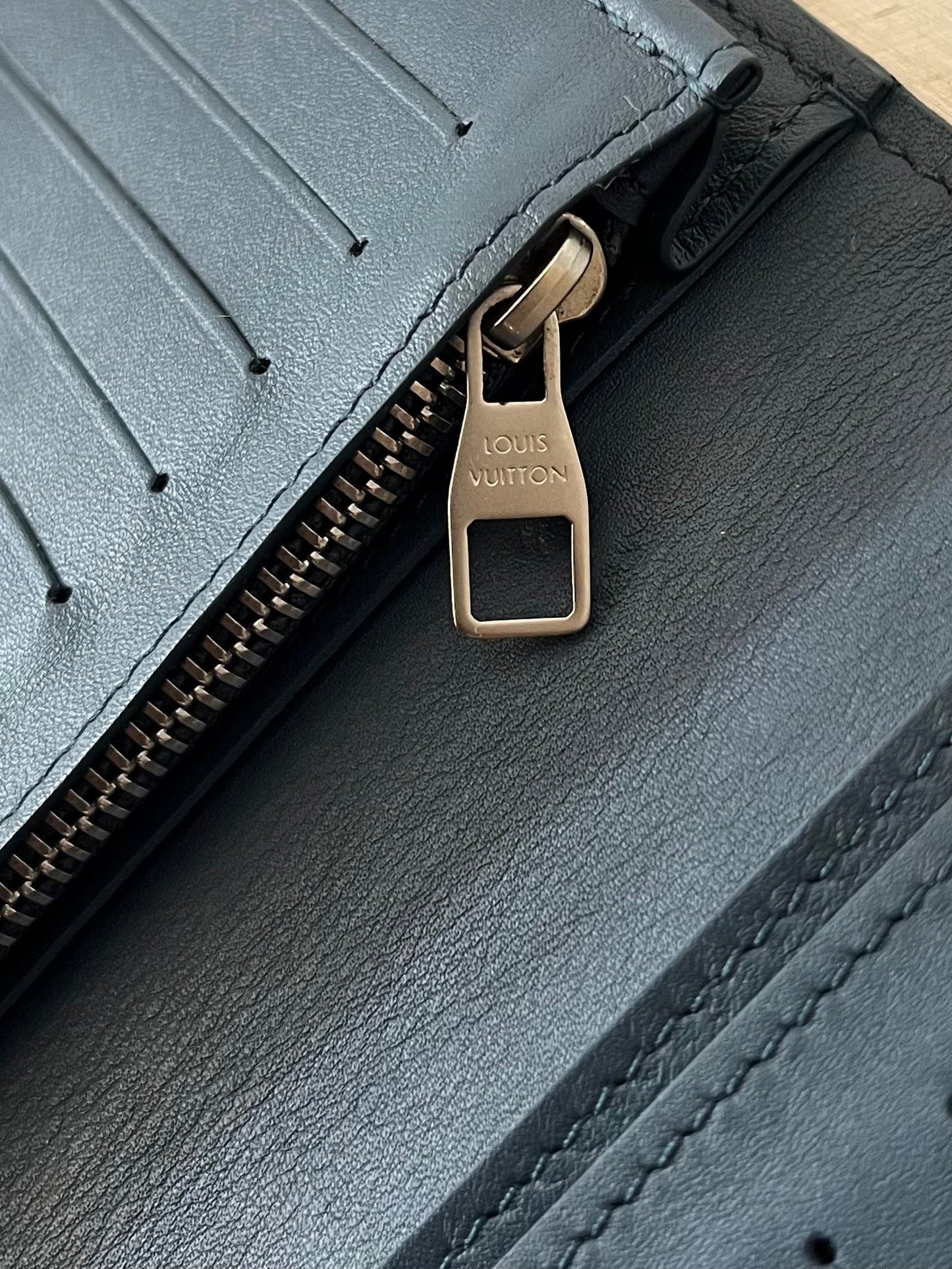 Louis Vuitton Brazza Infini Leder