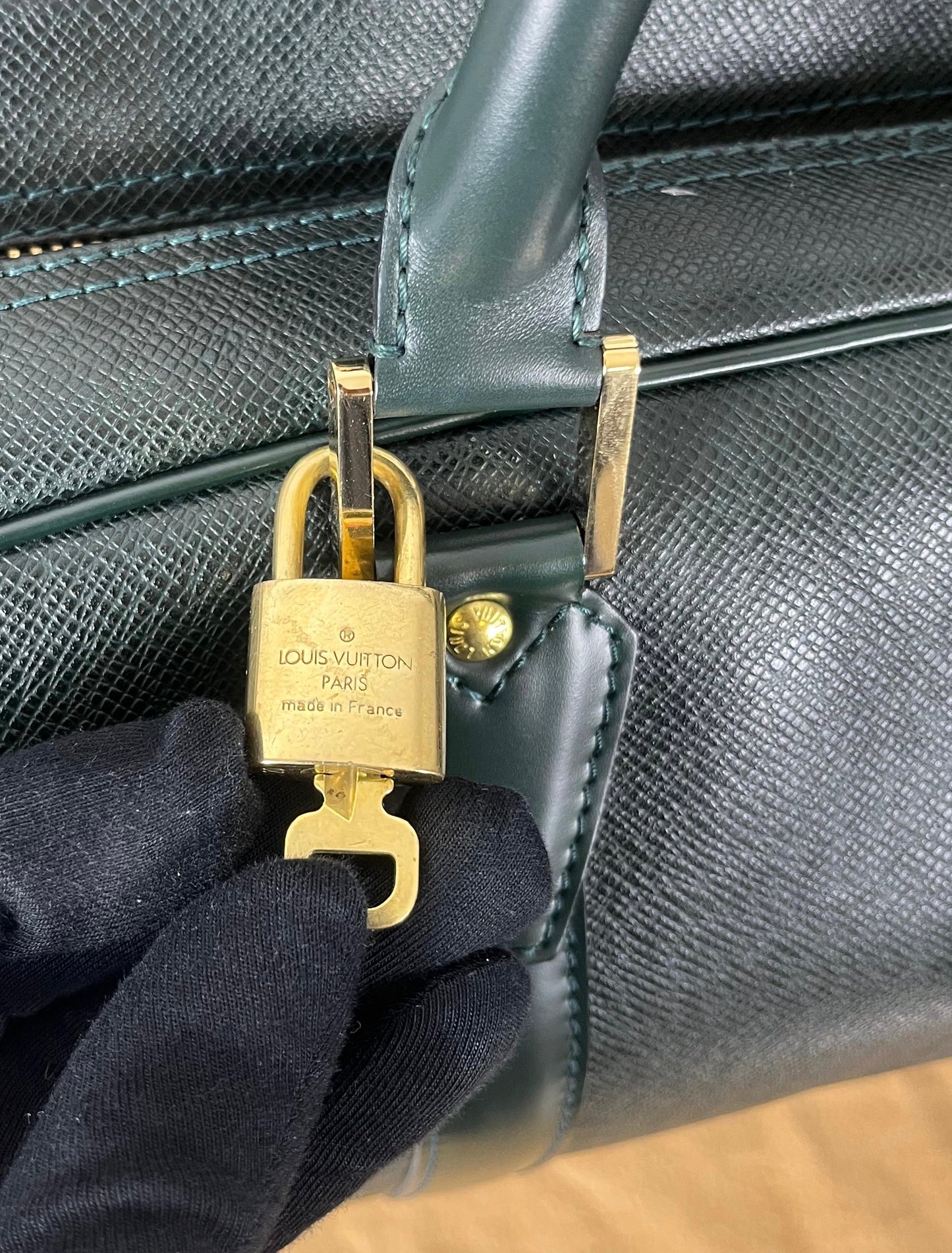 Louis Vuitton Kendall PM Taiga Leder