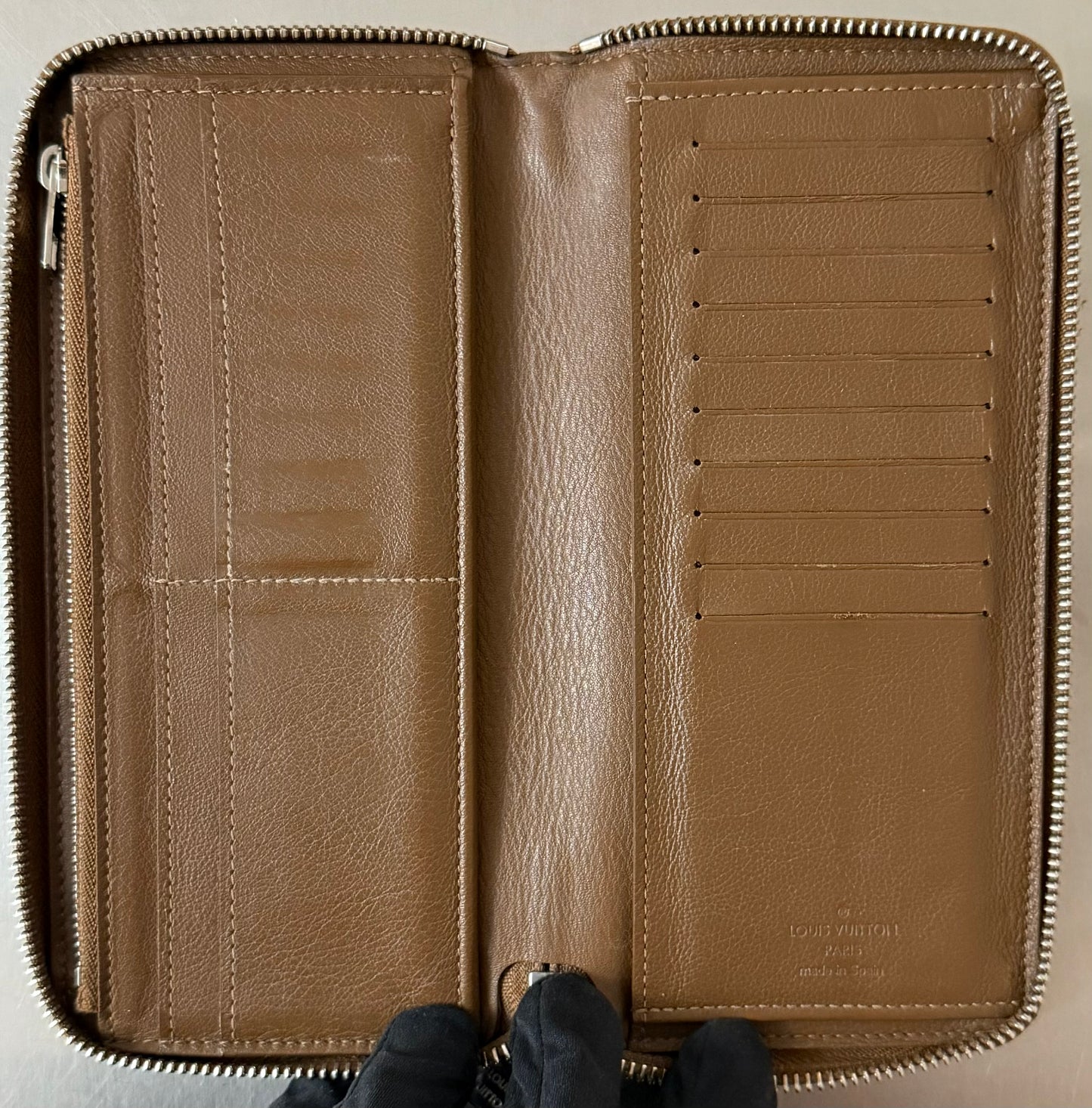 Louis Vuitton Zippy Vertical Taurillon Leder