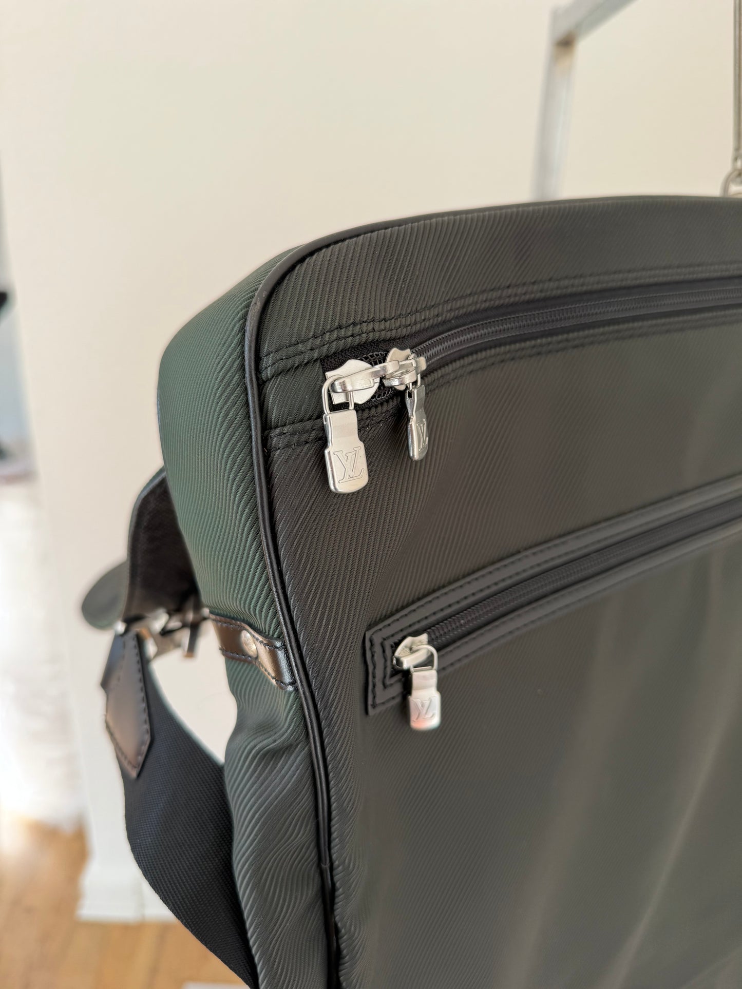 Louis Vuitton Taiga Gibeciere Kleidersack