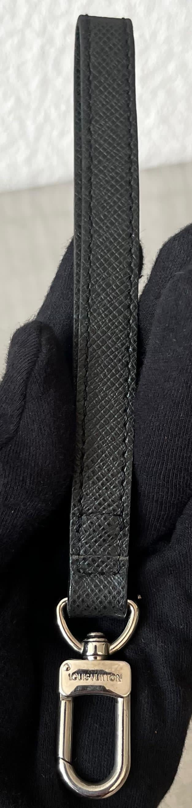 Louis Vuitton Pavel Taiga Leder