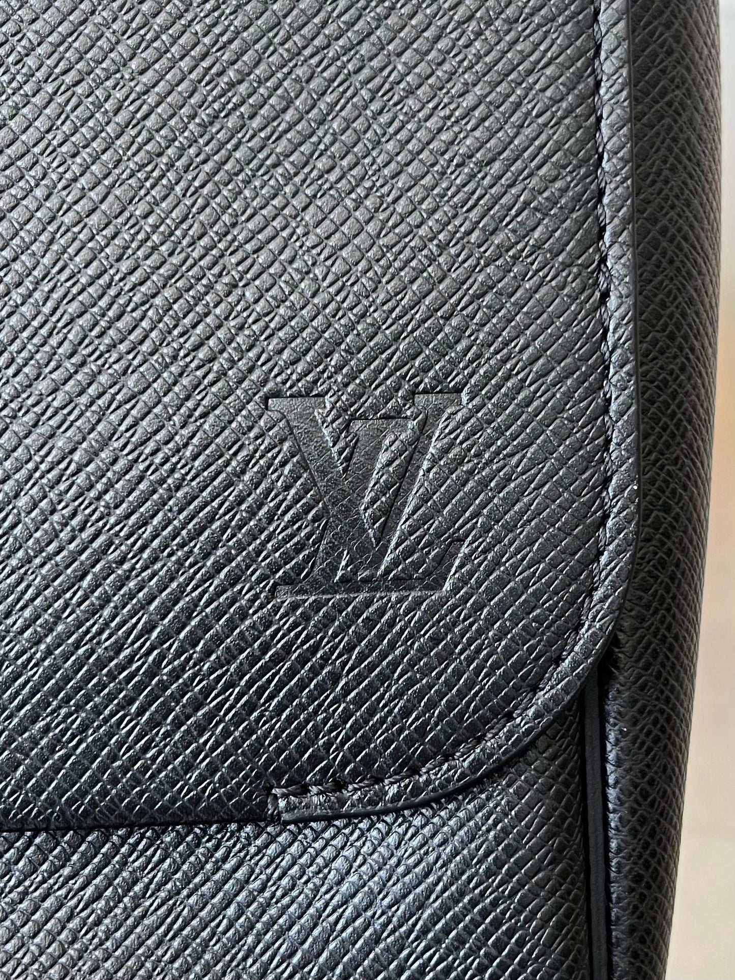 Louis Vuitton Roman MM Taiga Messenger