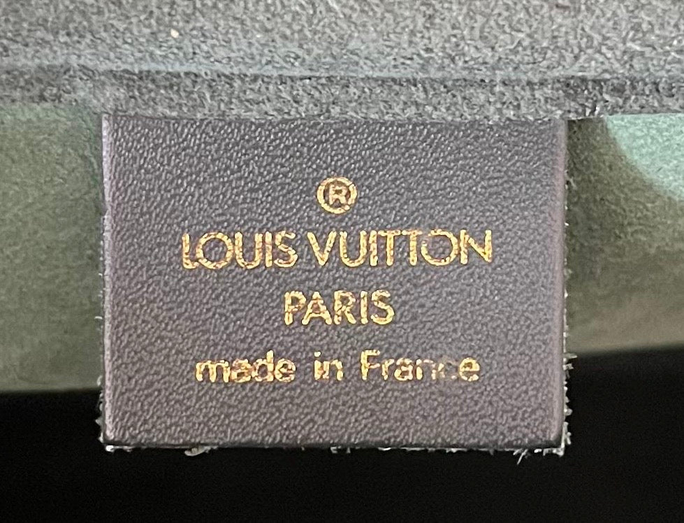 Louis Vuitton Kendall PM Taiga Leder