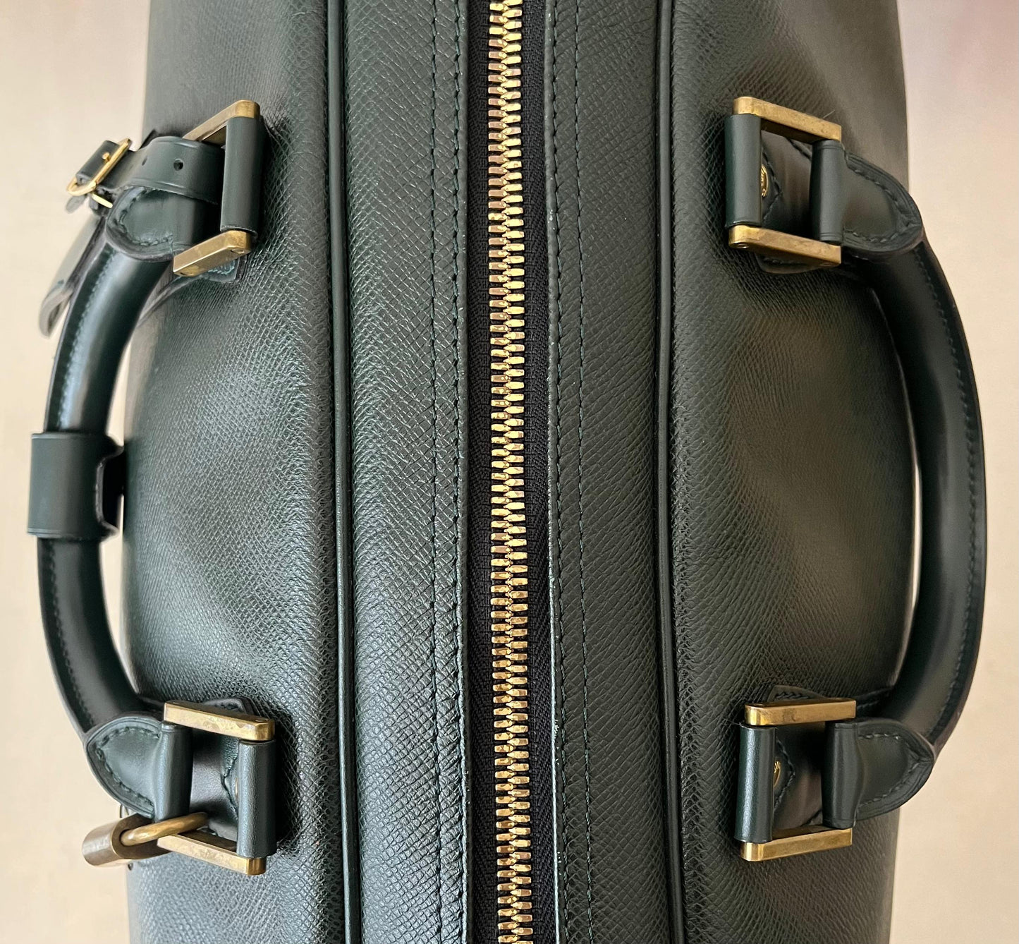 Louis Vuitton Kendall PM Taiga Leder