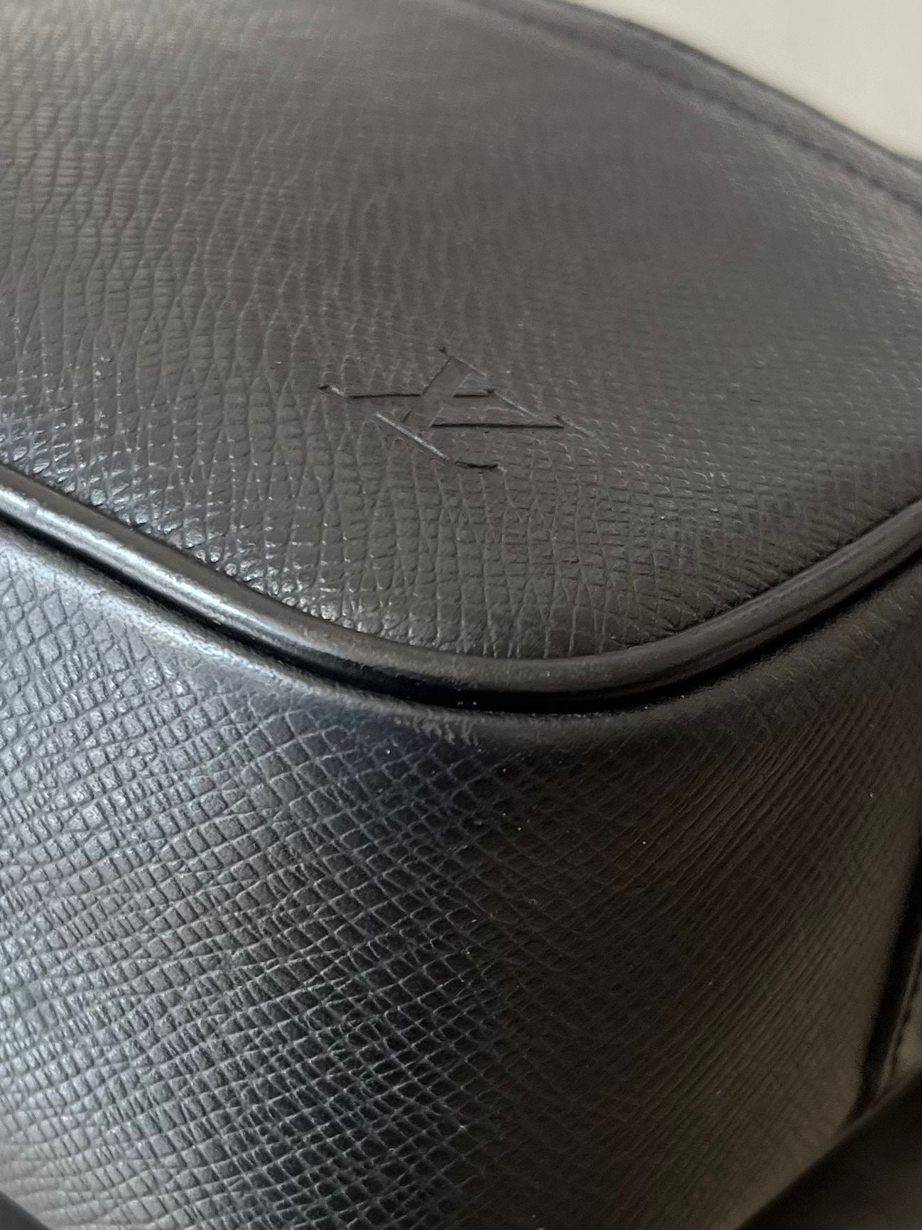 Louis Vuitton Karga Taiga Leder
