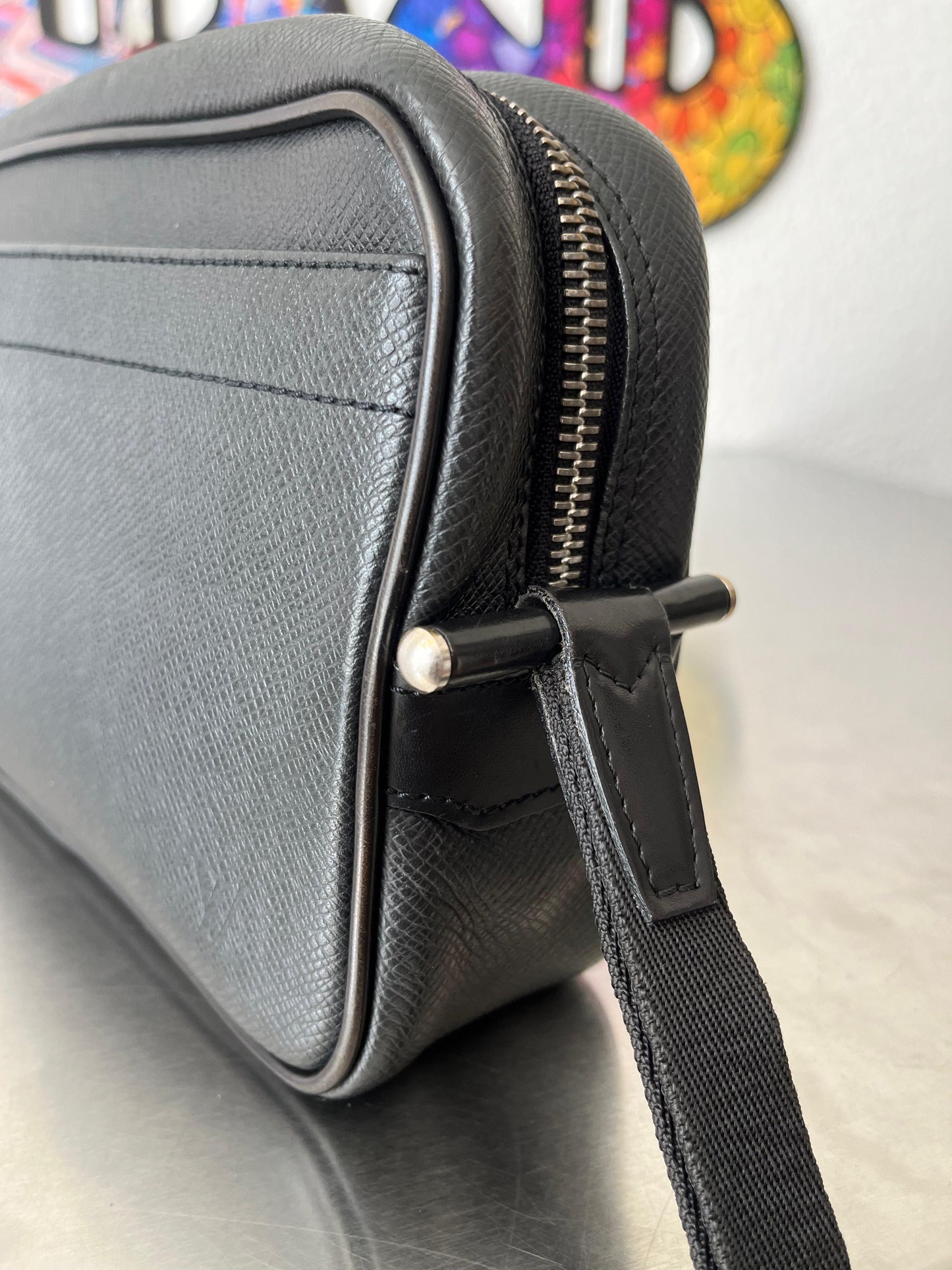Louis Vuitton Karga Taiga Leder