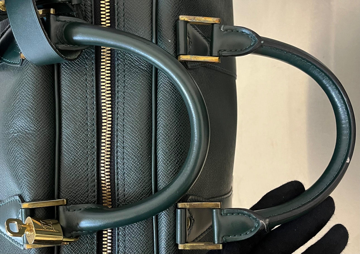Louis Vuitton Kendall PM Taiga (Dunkelgrün)