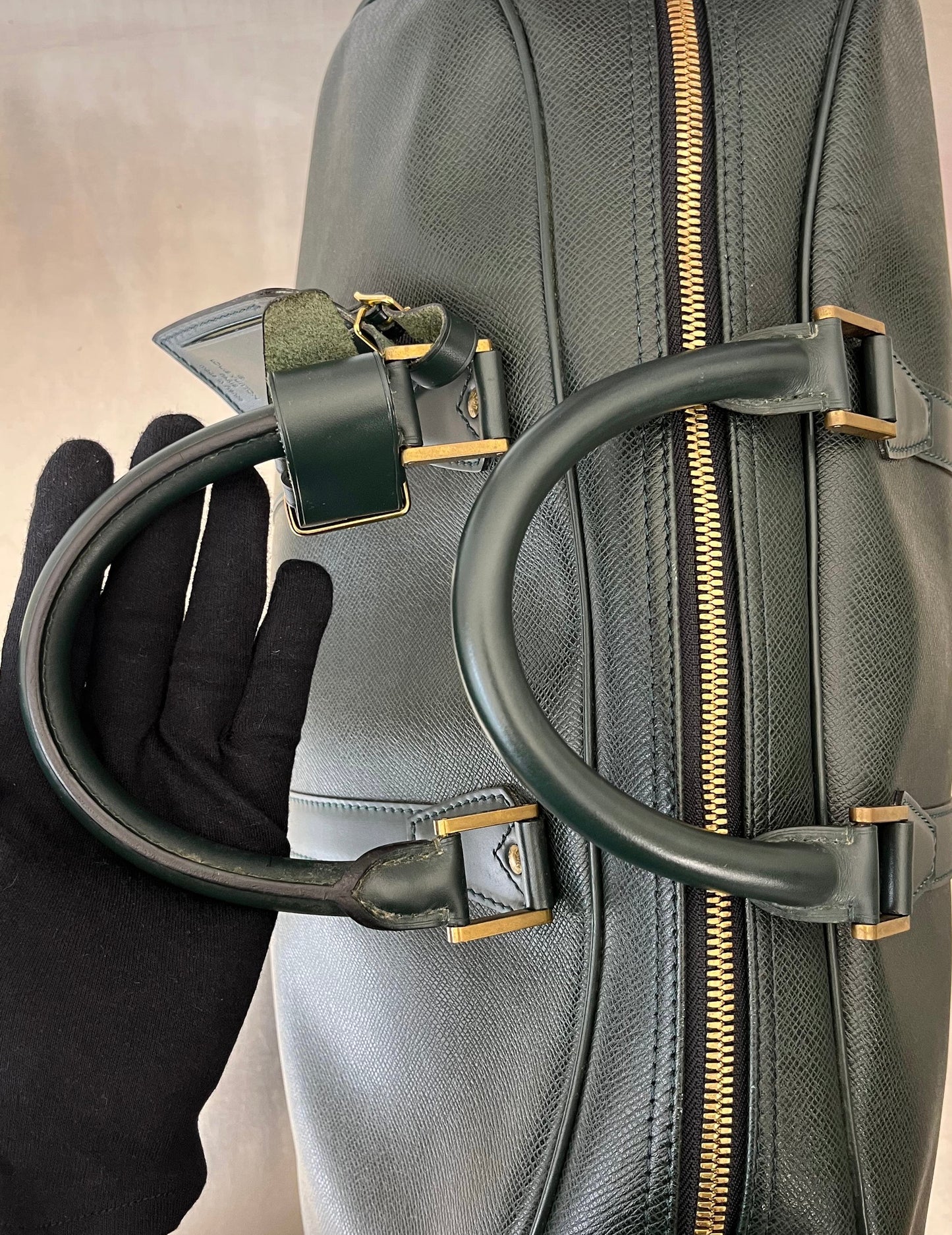 Louis Vuitton Kendall PM Taiga Leder