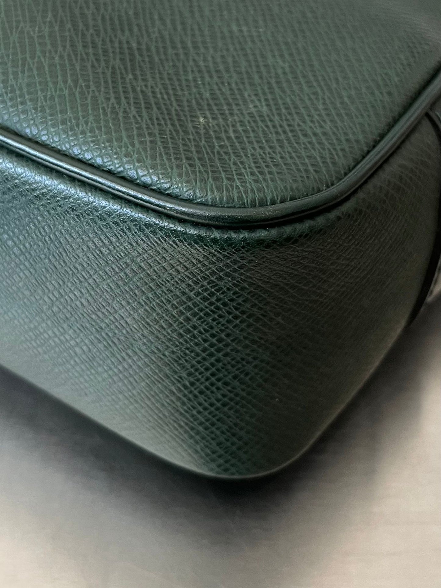 Louis Vuitton Karga Taiga Leder
