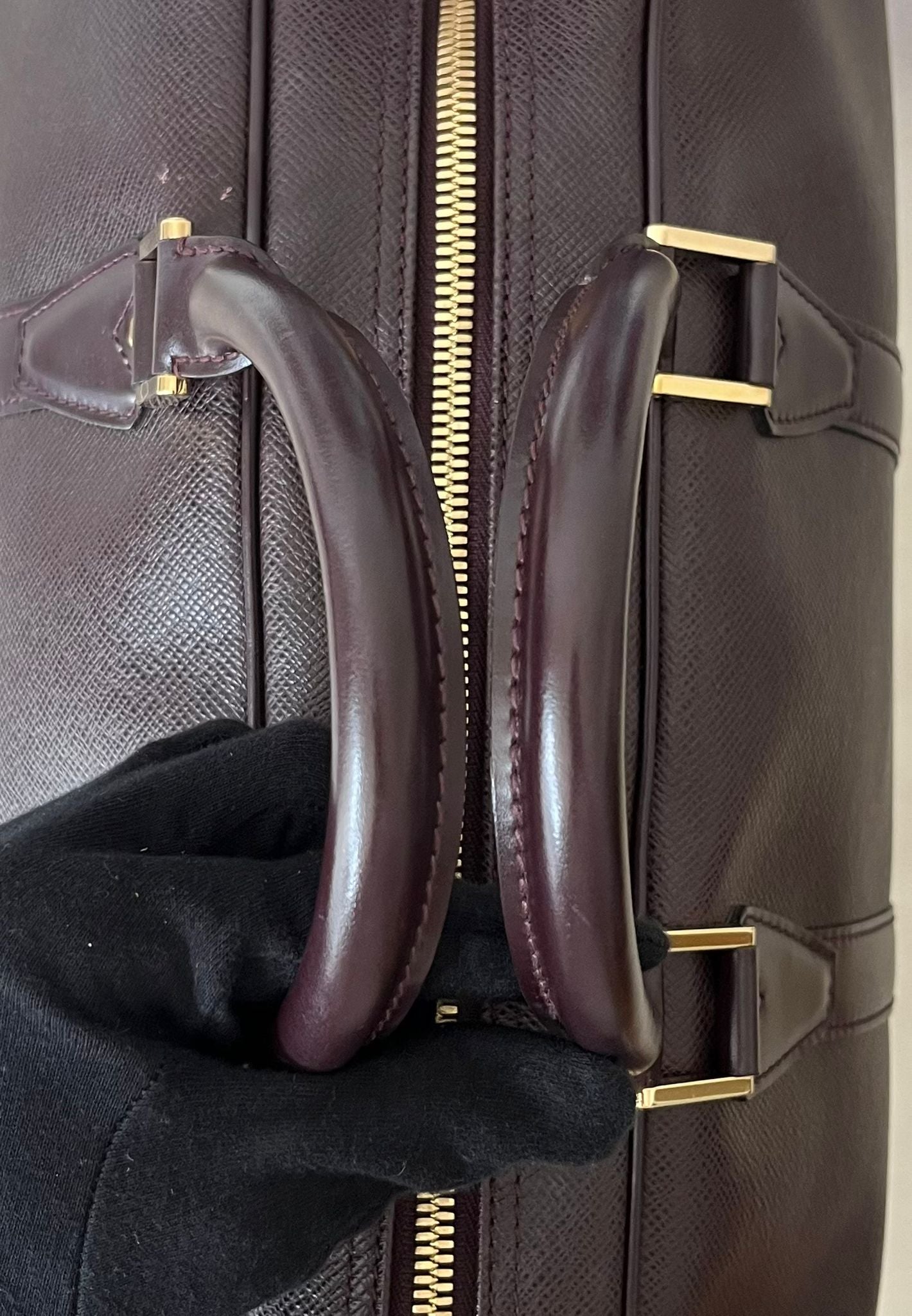 Louis Vuitton Kendall PM Taiga Leder