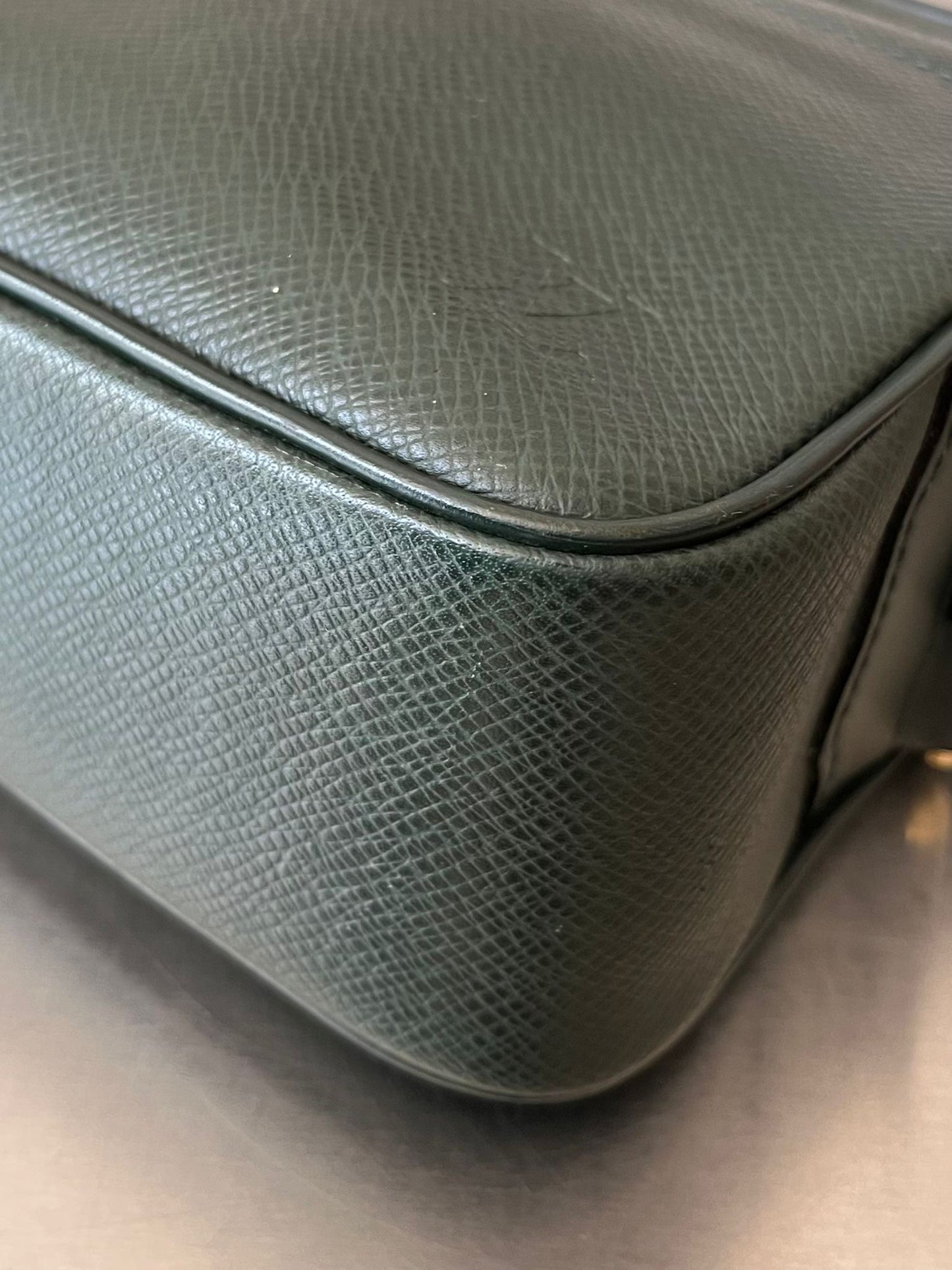 Louis Vuitton Karga Taiga Leder