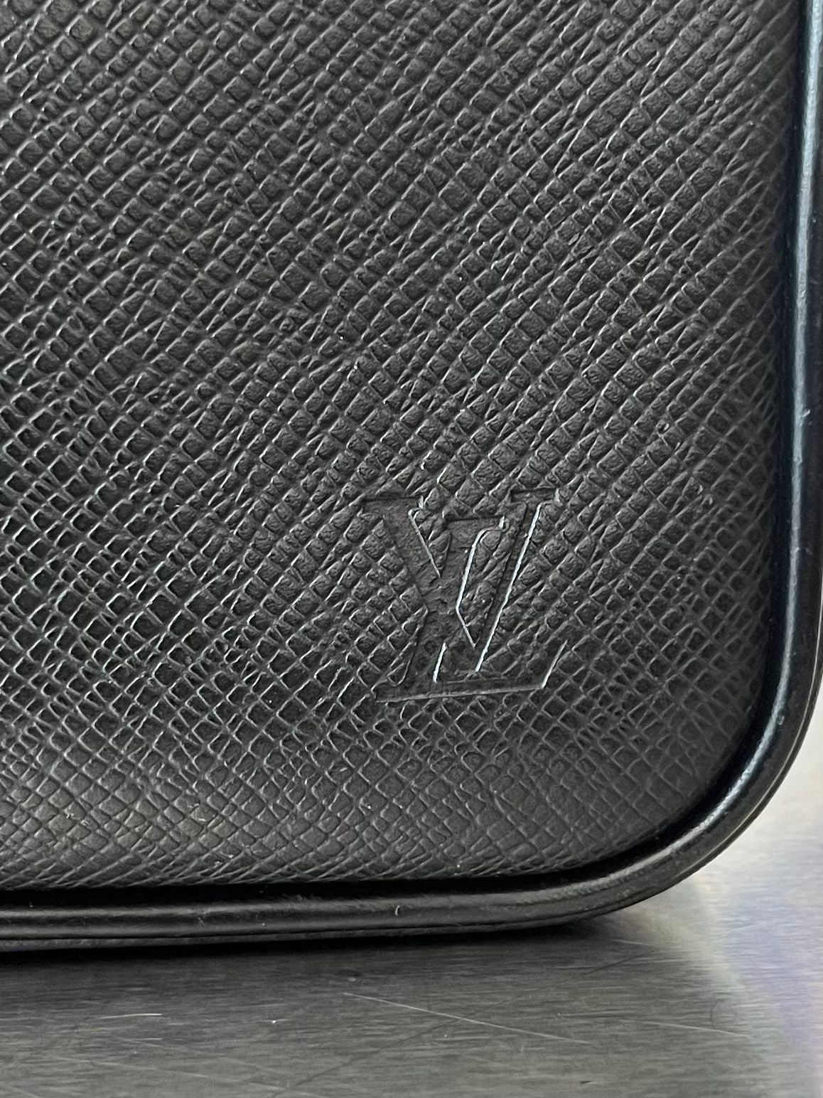 Louis Vuitton Karga Taiga Leder