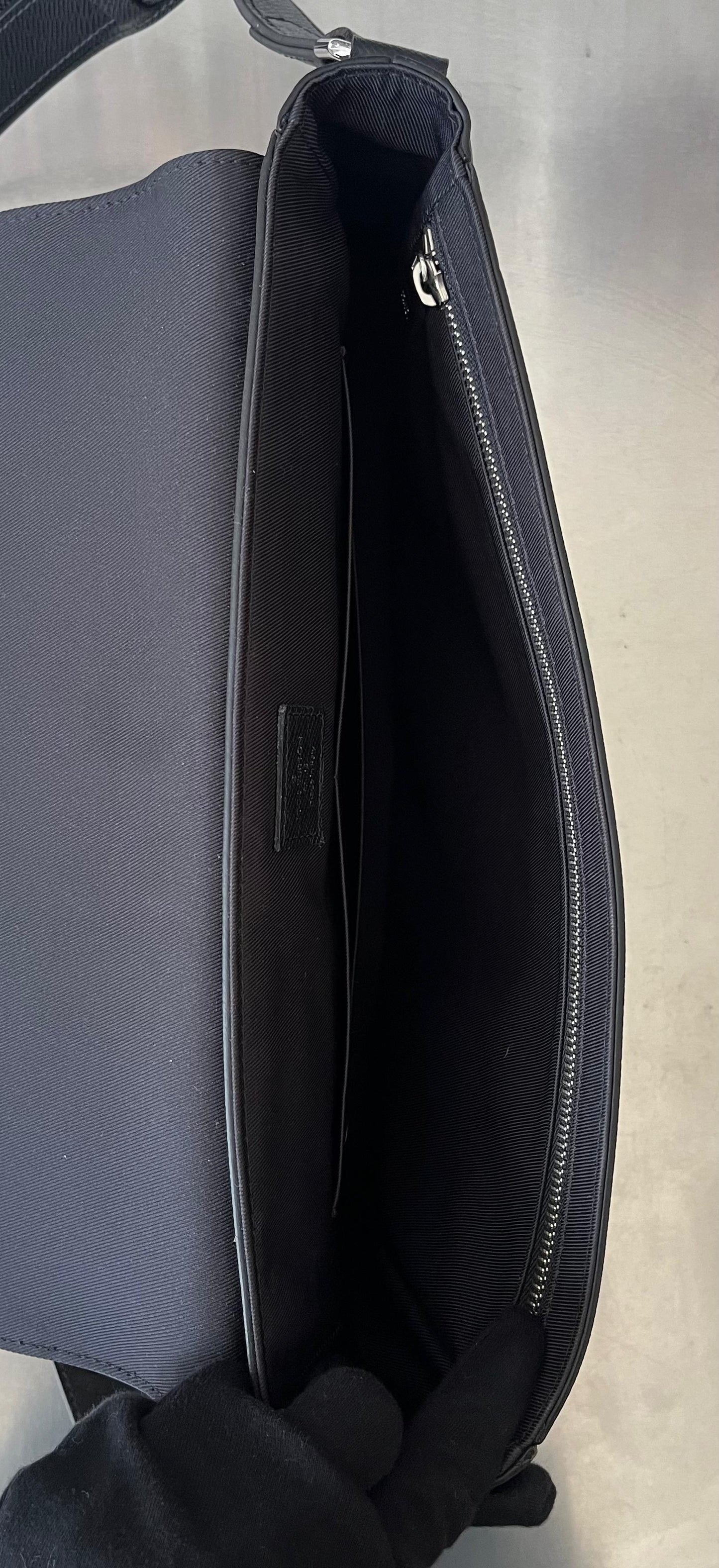 Louis Vuitton Roman MM Taiga Messenger