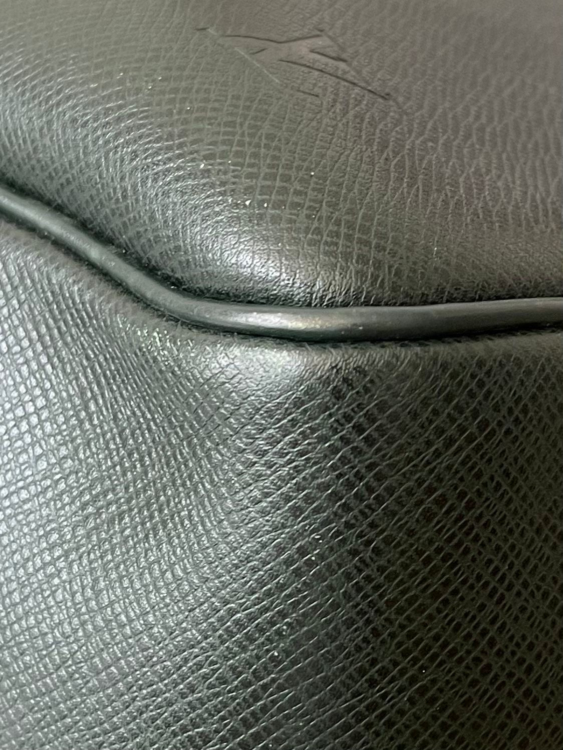 Louis Vuitton Kendall PM Taiga Leder