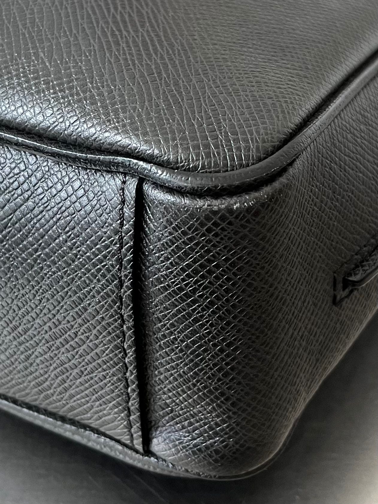 Louis Vuitton Roman PM Taiga Messenger