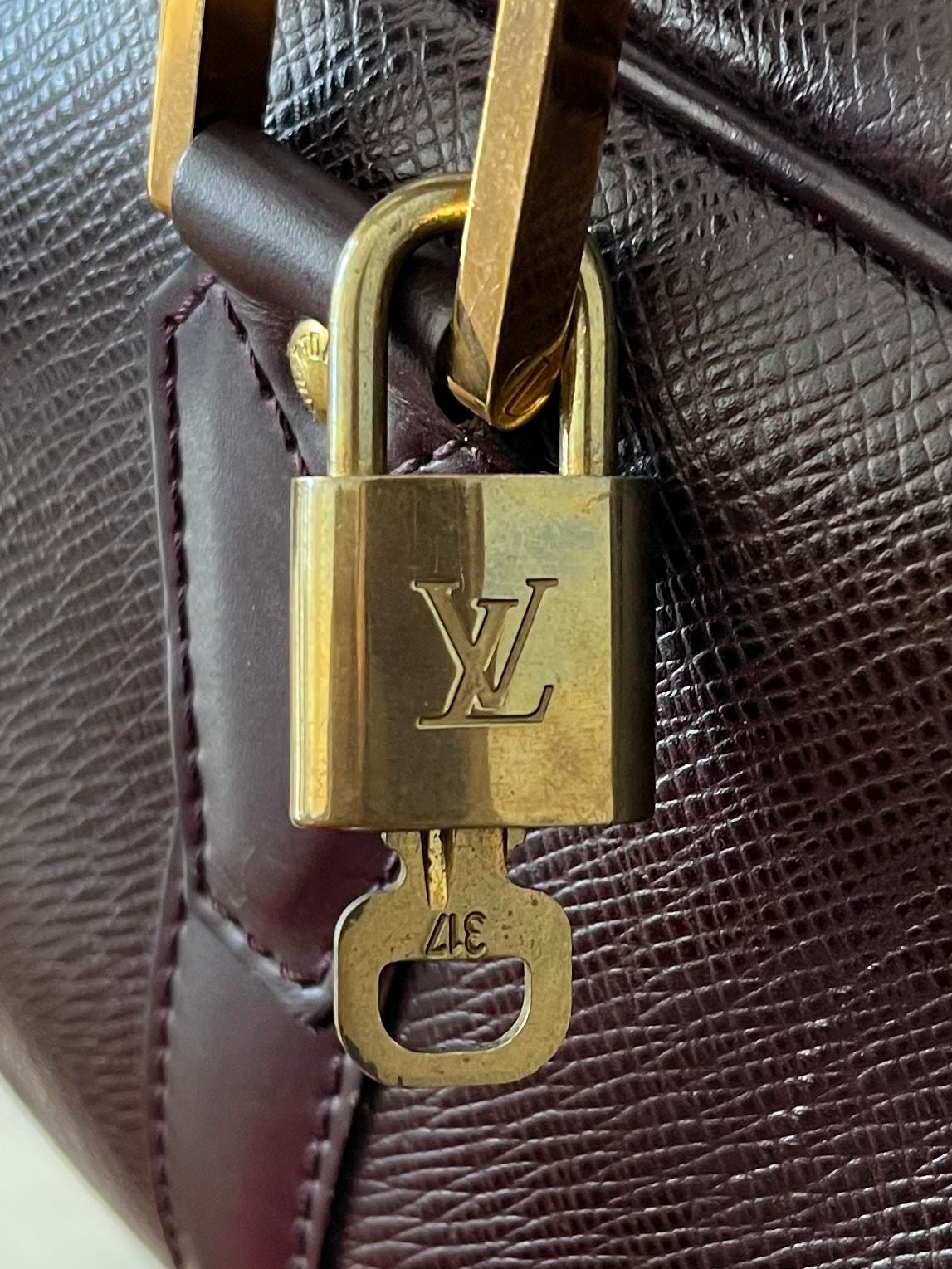Louis Vuitton Kendall PM Taiga Leder